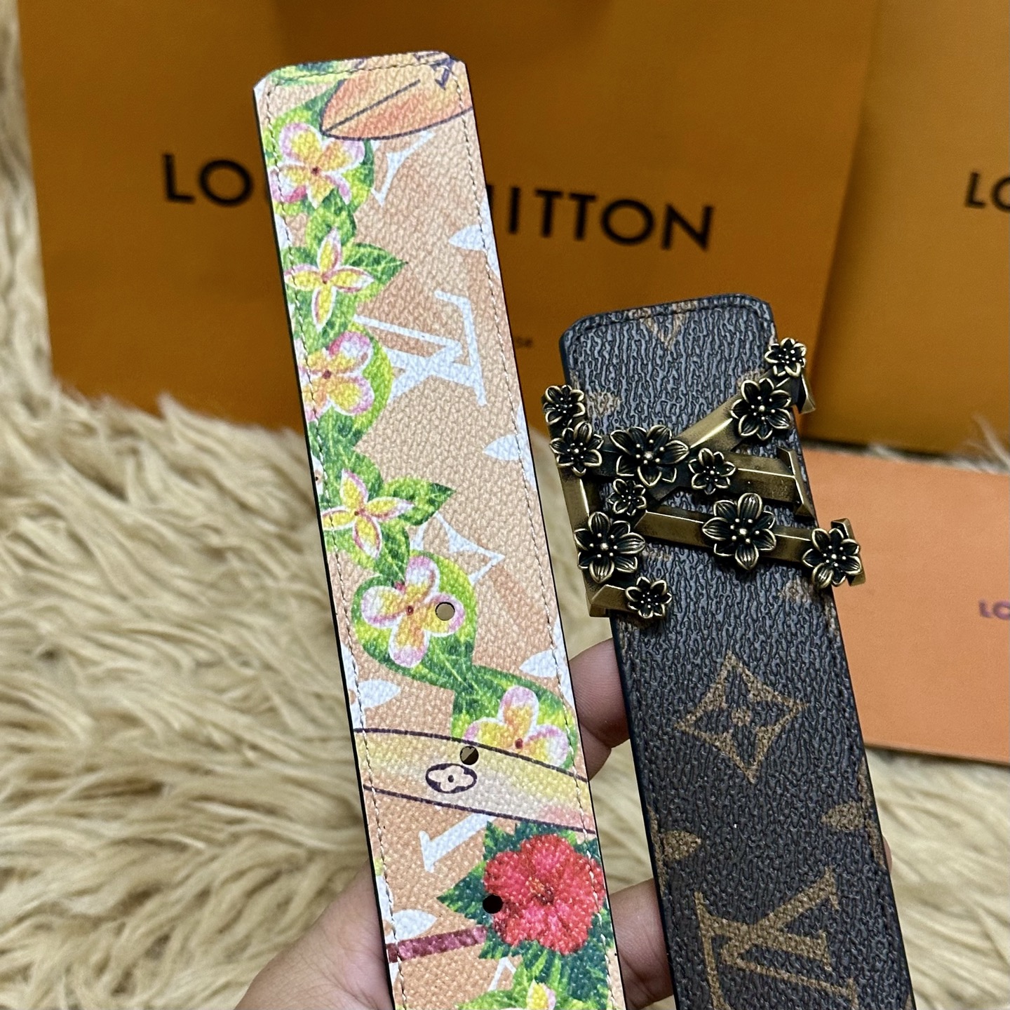 LV 宽4.0cm 双面腰带将两式经典融于一处。Monogram 印花瞩目放大，与焕新 Monogram