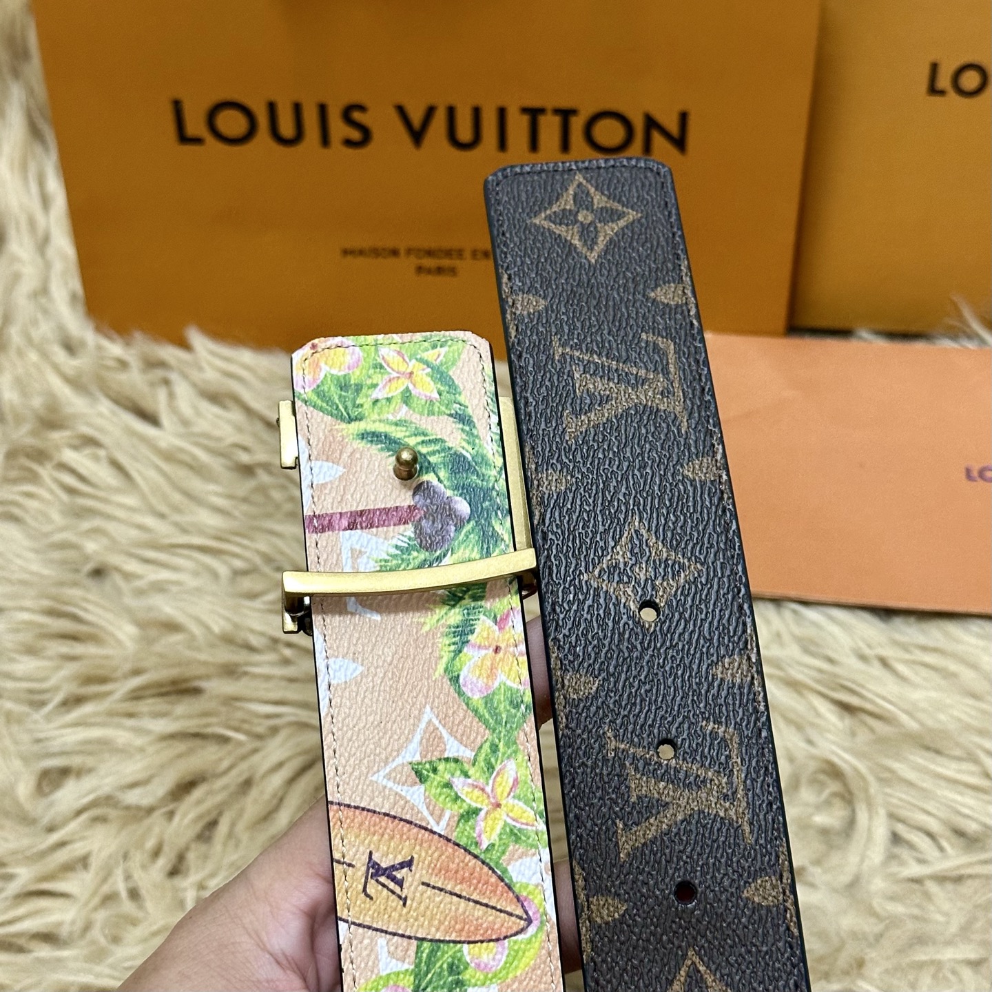 LV 宽4.0cm 双面腰带将两式经典融于一处。Monogram 印花瞩目放大，与焕新 Monogram