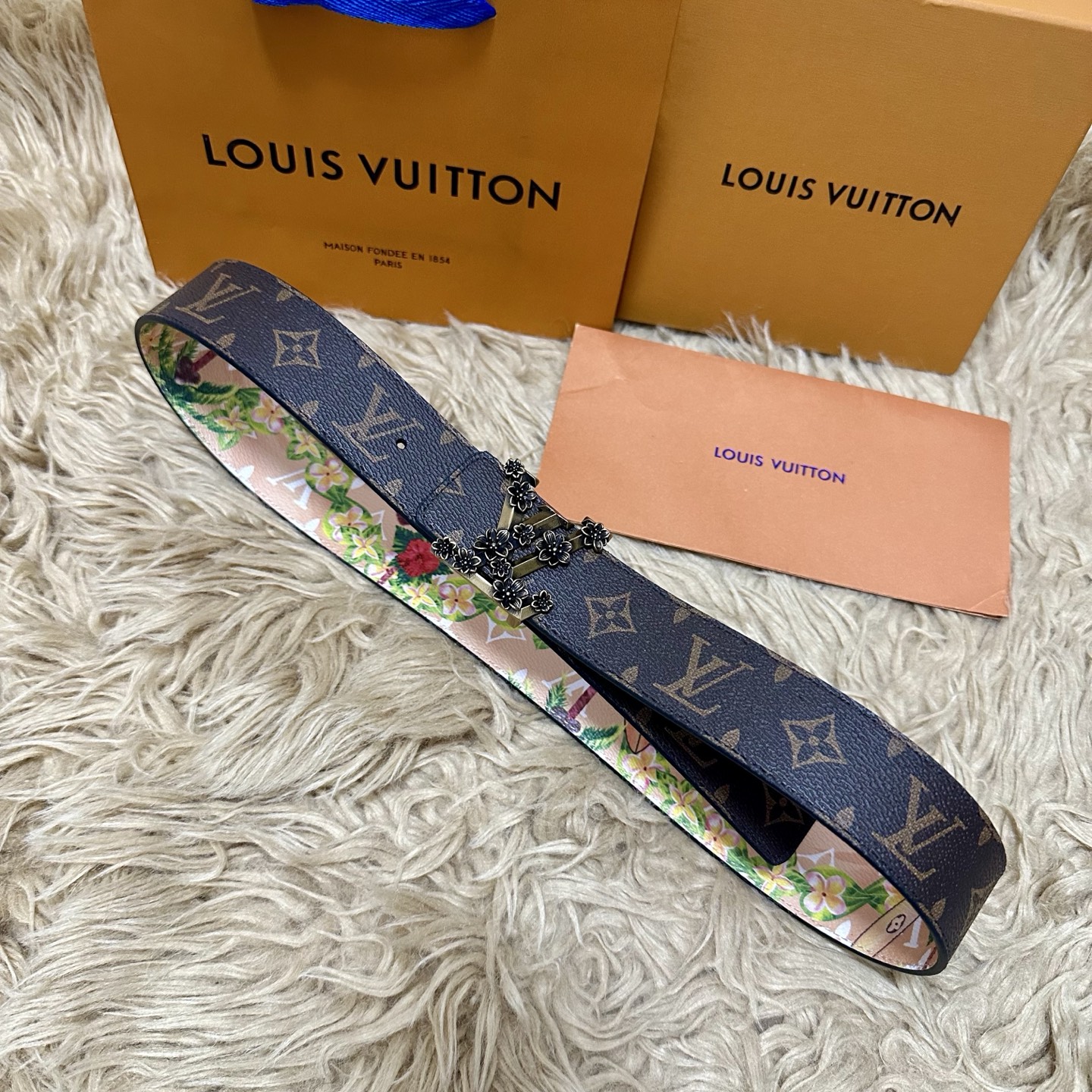 LV 宽4.0cm 双面腰带将两式经典融于一处。Monogram 印花瞩目放大，与焕新 Monogram