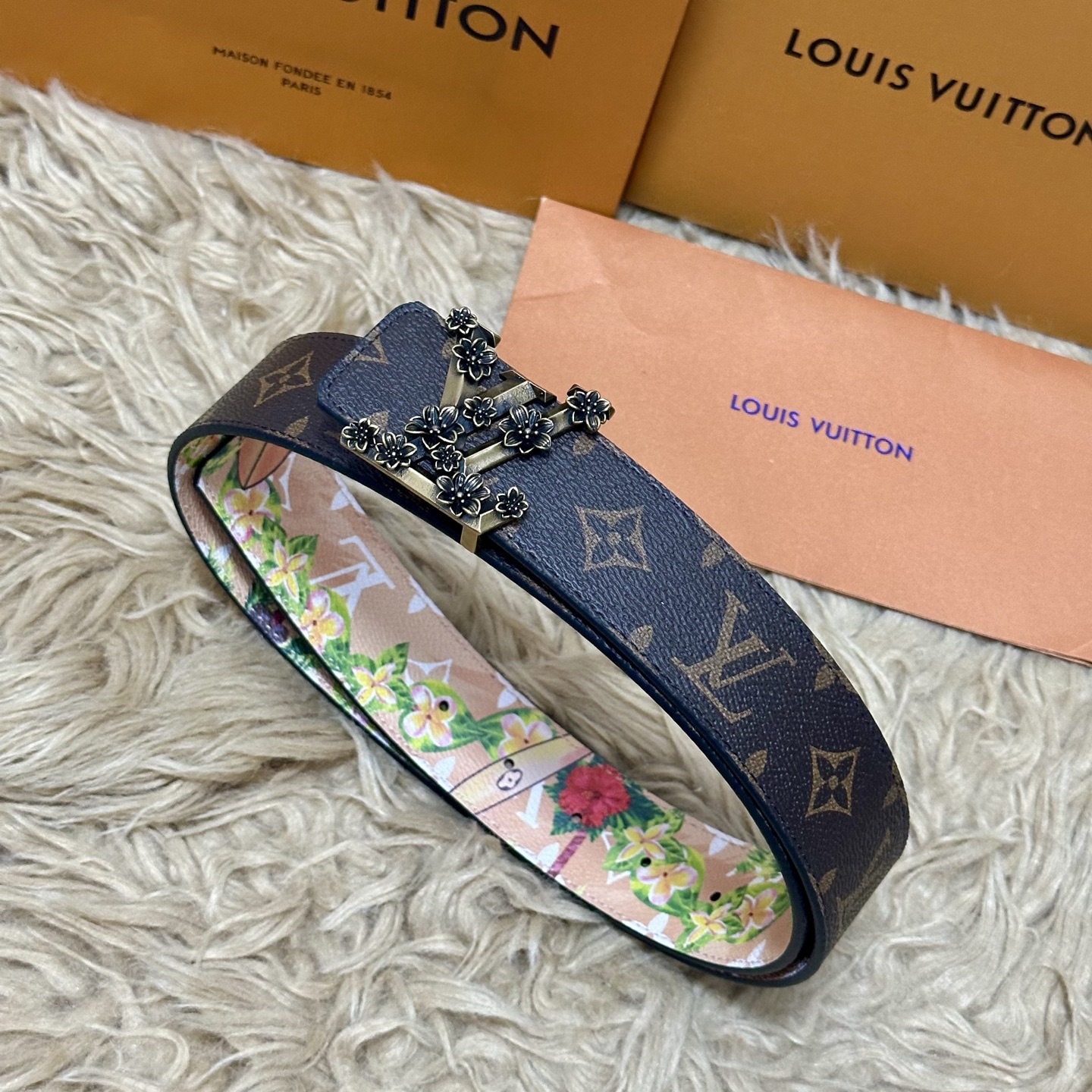 LV 宽4.0cm 双面腰带将两式经典融于一处。Monogram 印花瞩目放大，与焕新 Monogram