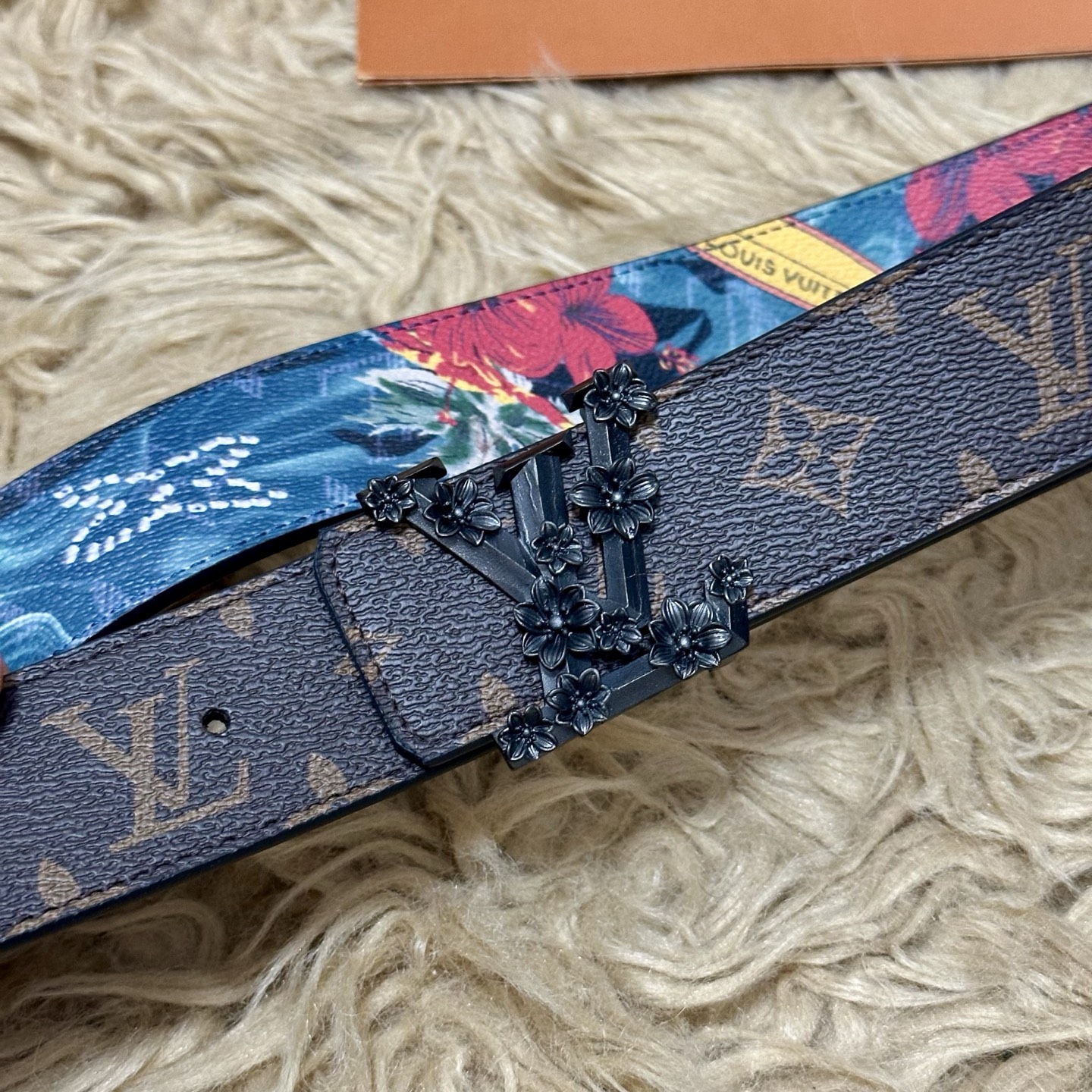 LV 宽4.0cm 双面腰带将两式经典融于一处。Monogram 印花瞩目放大，与焕新 Monogram