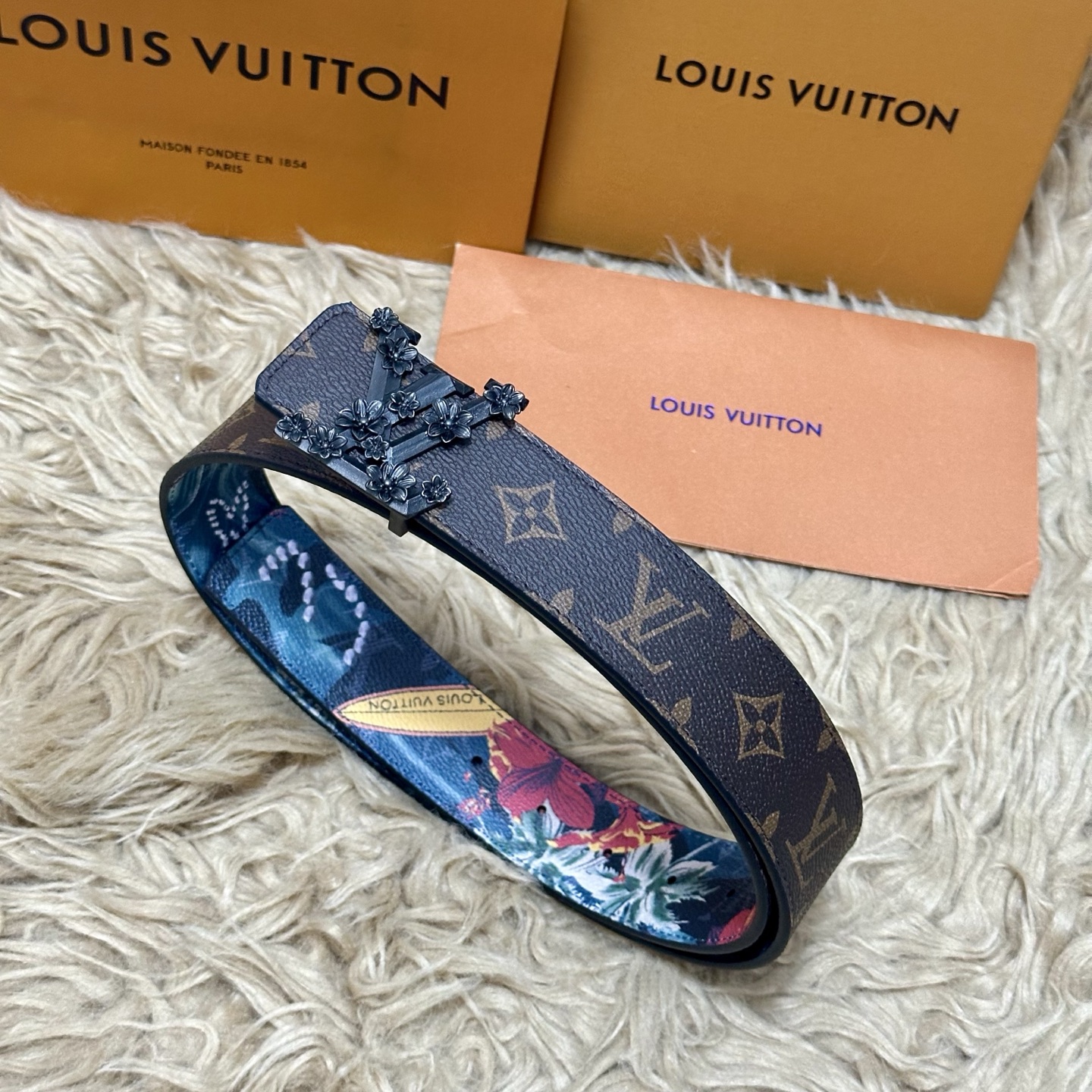 LV 宽4.0cm 双面腰带将两式经典融于一处。Monogram 印花瞩目放大，与焕新 Monogram