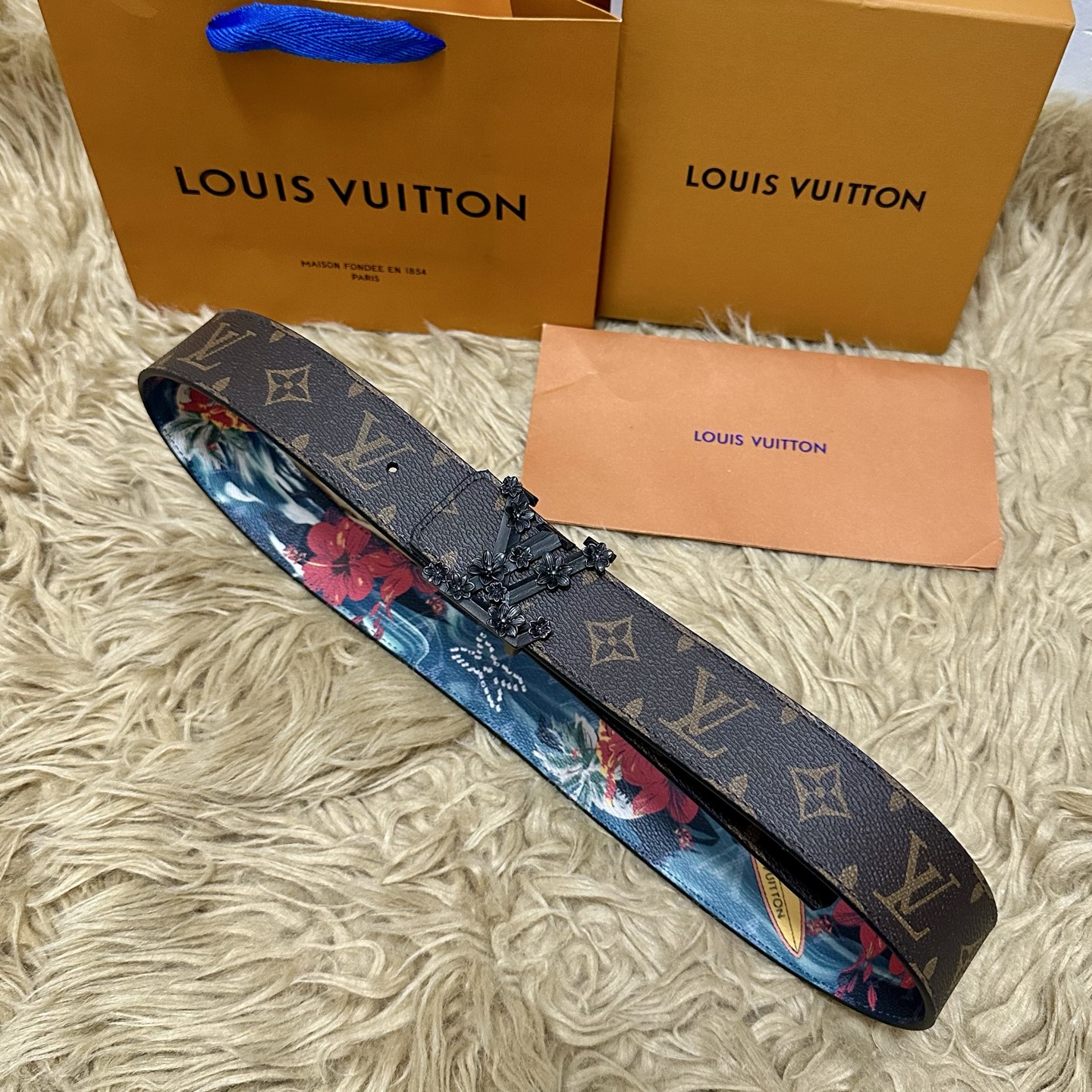 LV 宽4.0cm 双面腰带将两式经典融于一处。Monogram 印花瞩目放大，与焕新 Monogram