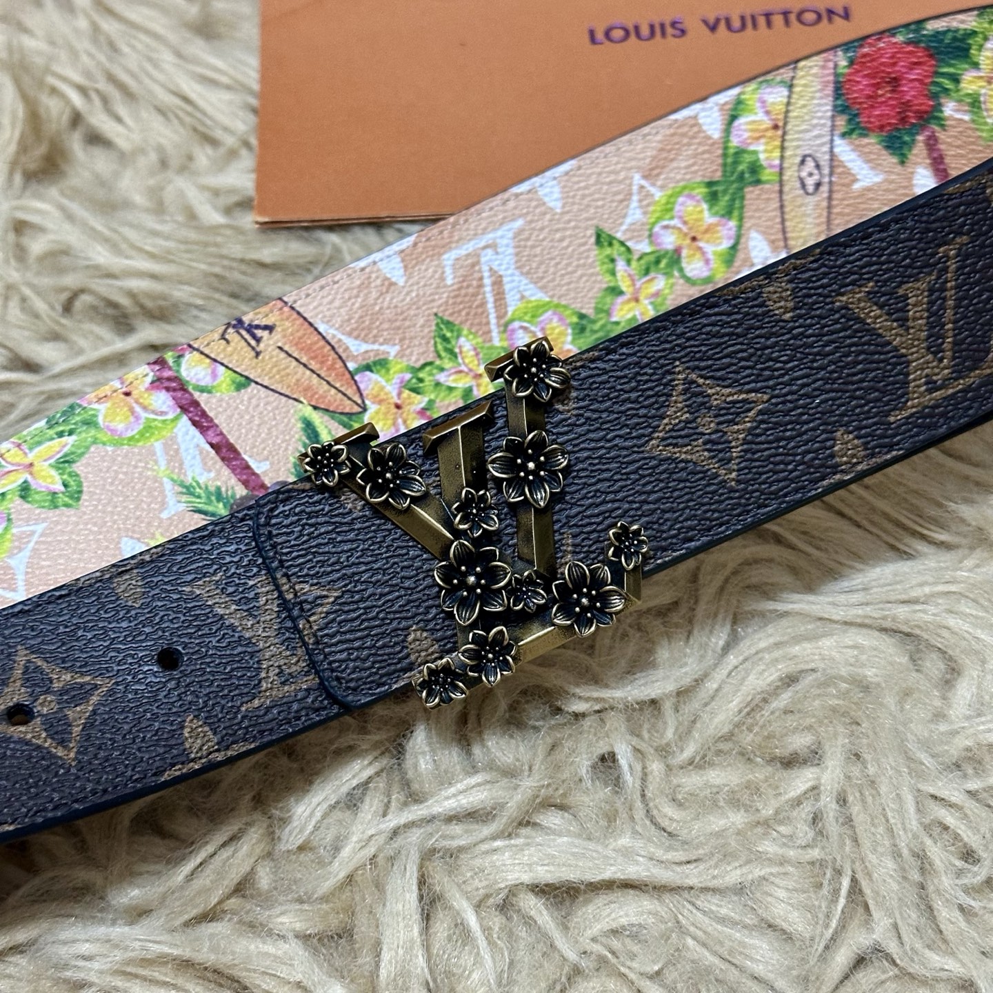 LV 宽4.0cm 双面腰带将两式经典融于一处。Monogram 印花瞩目放大，与焕新 Monogram