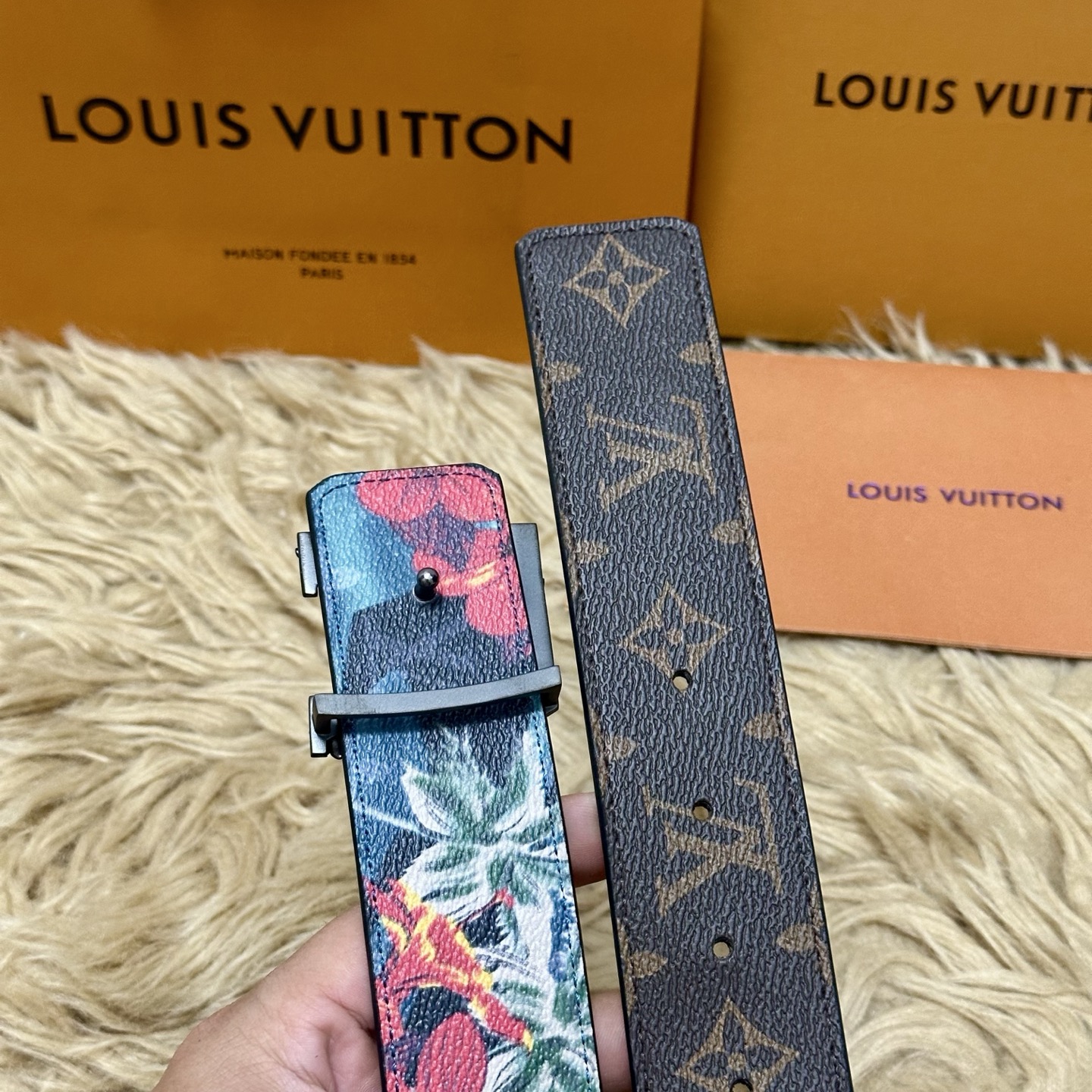 LV 宽4.0cm 双面腰带将两式经典融于一处。Monogram 印花瞩目放大，与焕新 Monogram