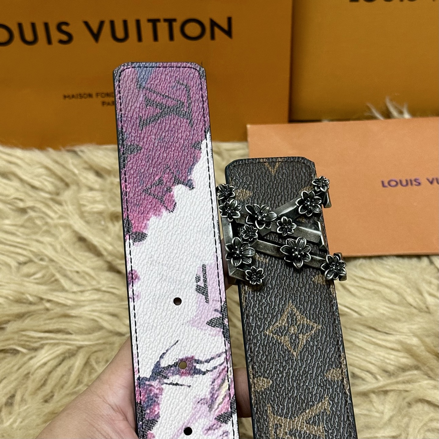 LV 宽4.0cm 双面腰带将两式经典融于一处。Monogram 印花瞩目放大，与焕新 Monogram