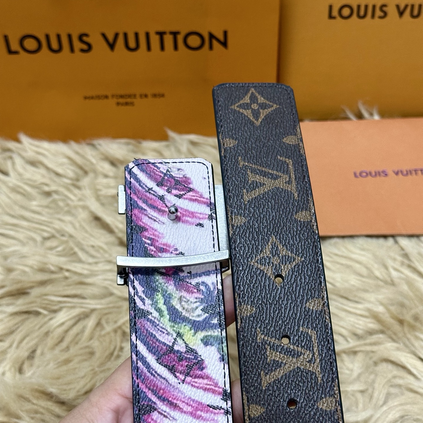 LV 宽4.0cm 双面腰带将两式经典融于一处。Monogram 印花瞩目放大，与焕新 Monogram