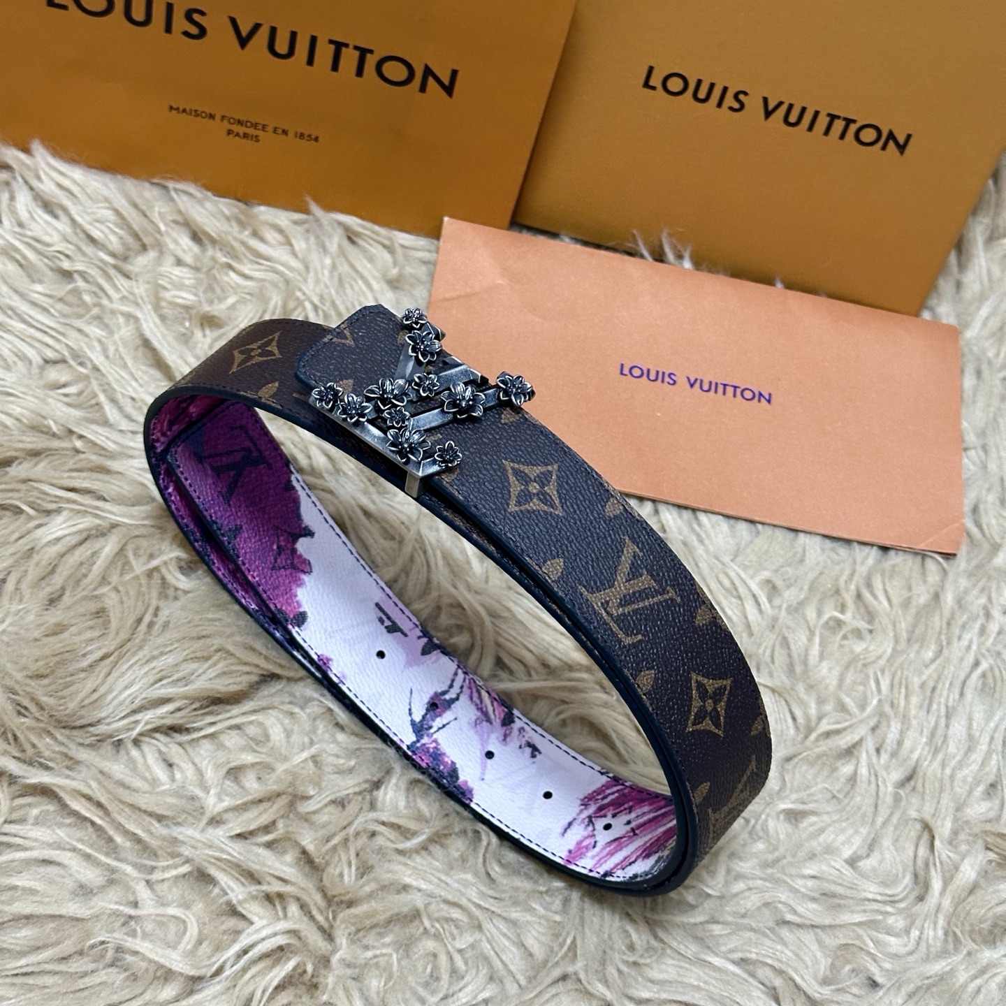 LV 宽4.0cm 双面腰带将两式经典融于一处。Monogram 印花瞩目放大，与焕新 Monogram