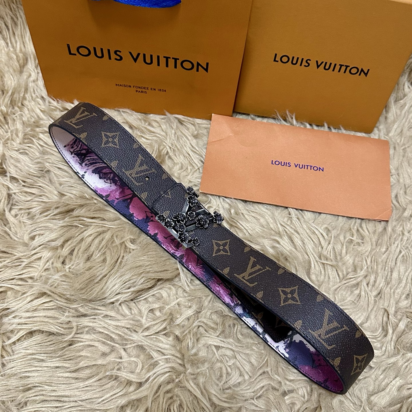 LV 宽4.0cm 双面腰带将两式经典融于一处。Monogram 印花瞩目放大，与焕新 Monogram