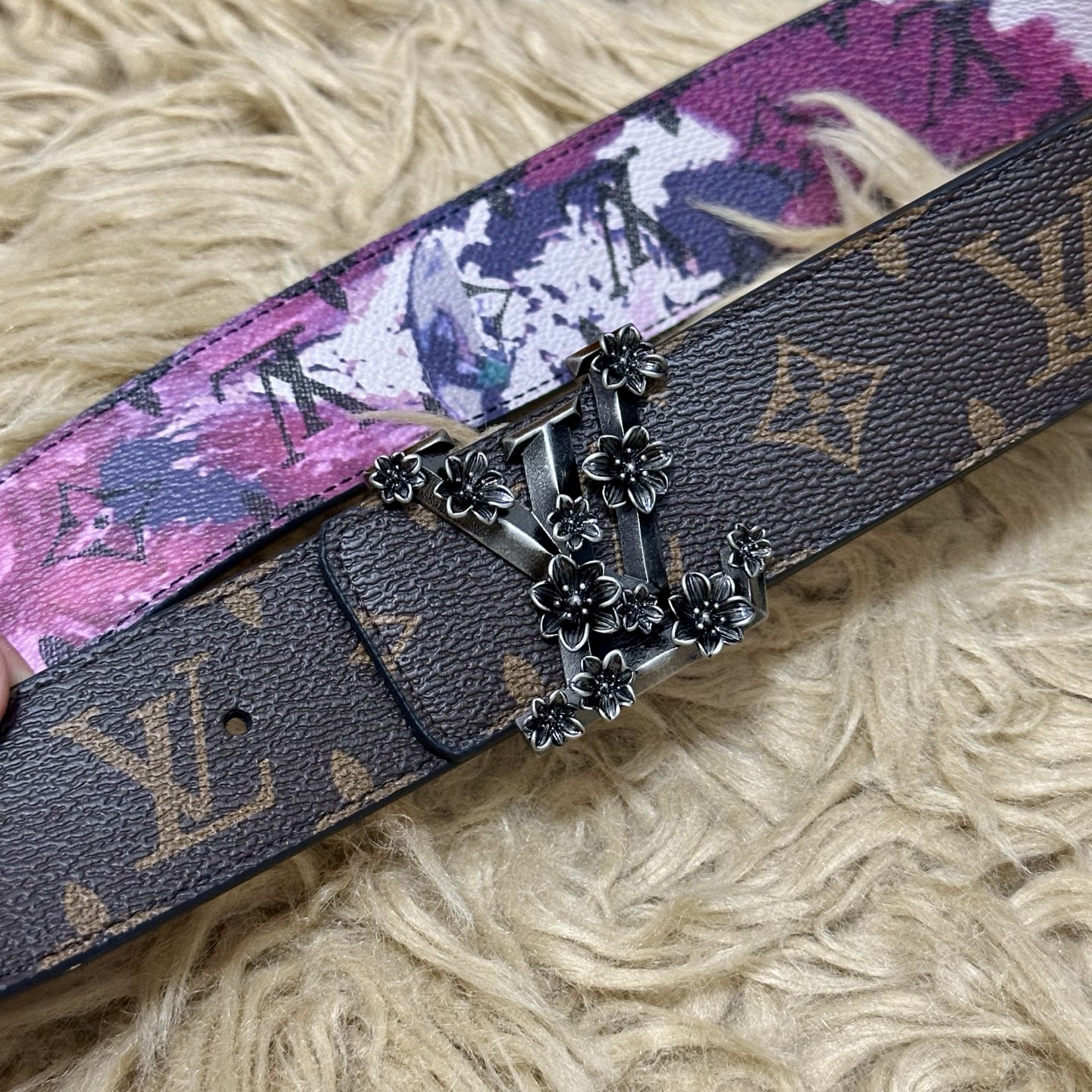 LV 宽4.0cm 双面腰带将两式经典融于一处。Monogram 印花瞩目放大，与焕新 Monogram