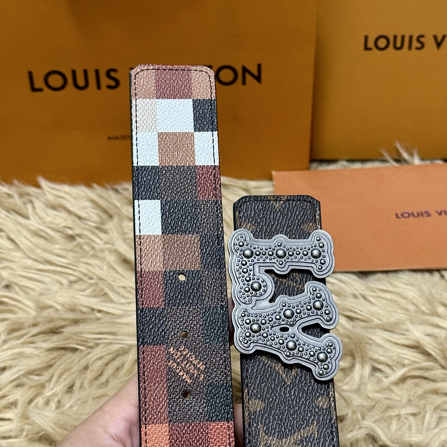 LV 宽4.0cm 双面腰带将两式经典融于一处。Monogram 印花瞩目放大，与焕新 Monogram