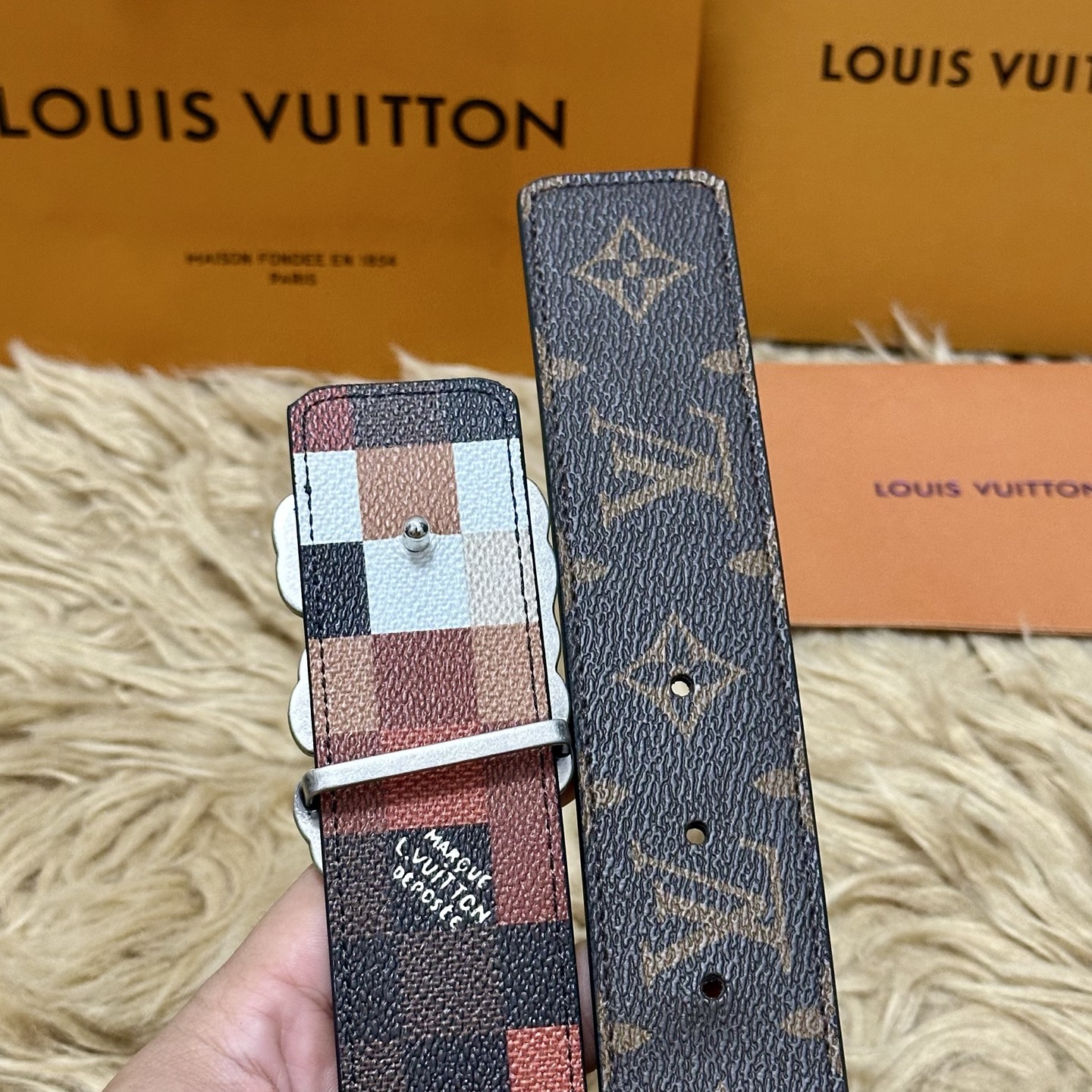 LV 宽4.0cm 双面腰带将两式经典融于一处。Monogram 印花瞩目放大，与焕新 Monogram