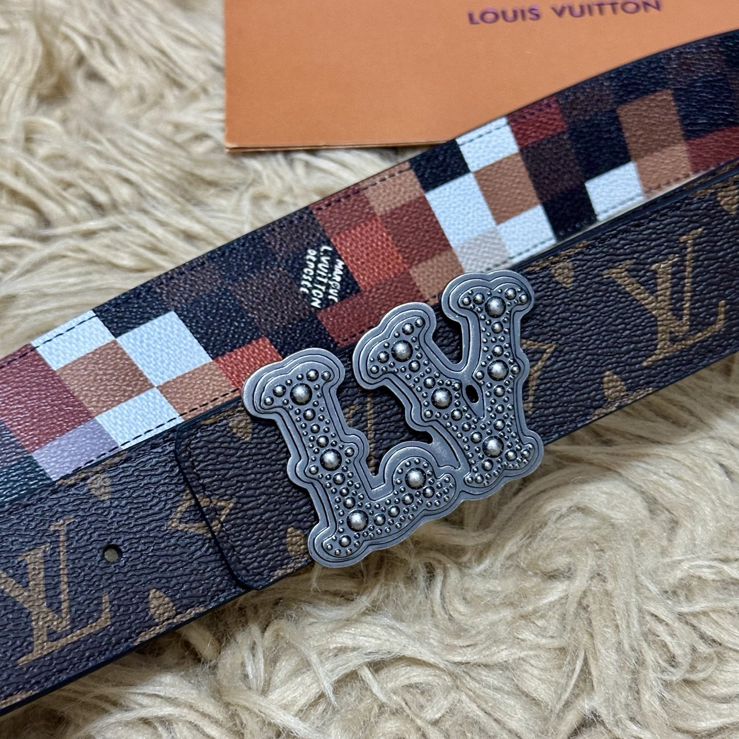 LV 宽4.0cm 双面腰带将两式经典融于一处。Monogram 印花瞩目放大，与焕新 Monogram