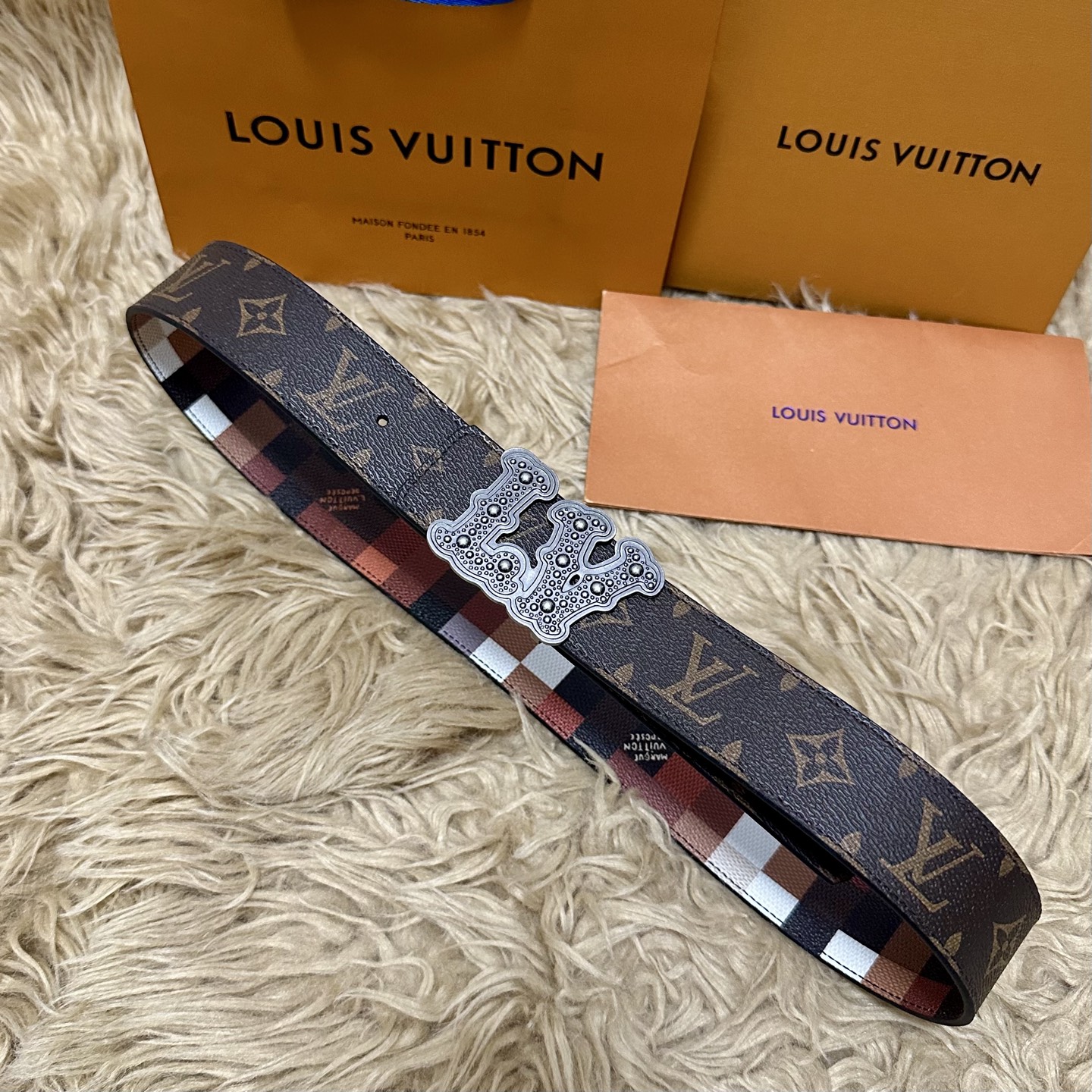 LV 宽4.0cm 双面腰带将两式经典融于一处。Monogram 印花瞩目放大，与焕新 Monogram