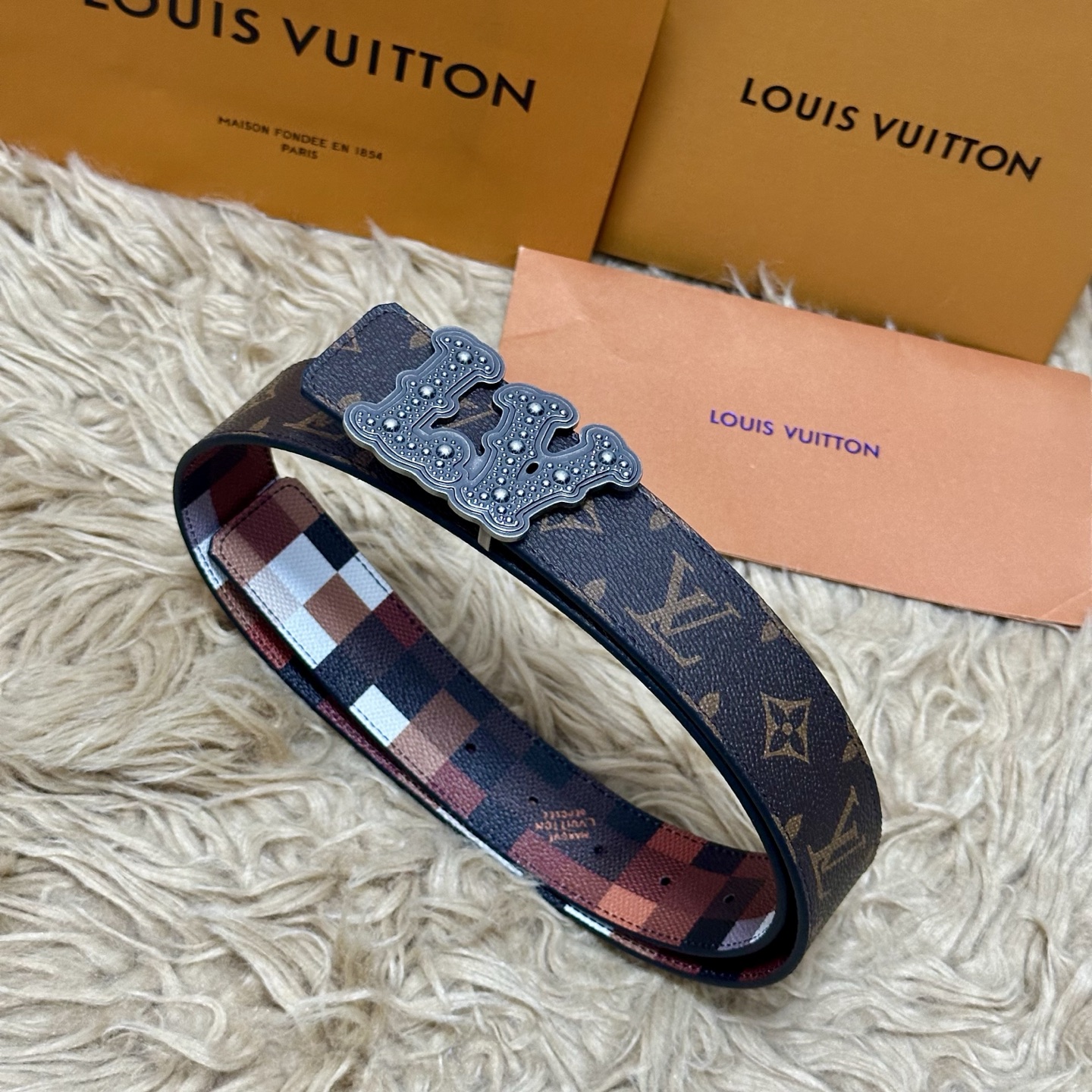 LV 宽4.0cm 双面腰带将两式经典融于一处。Monogram 印花瞩目放大，与焕新 Monogram