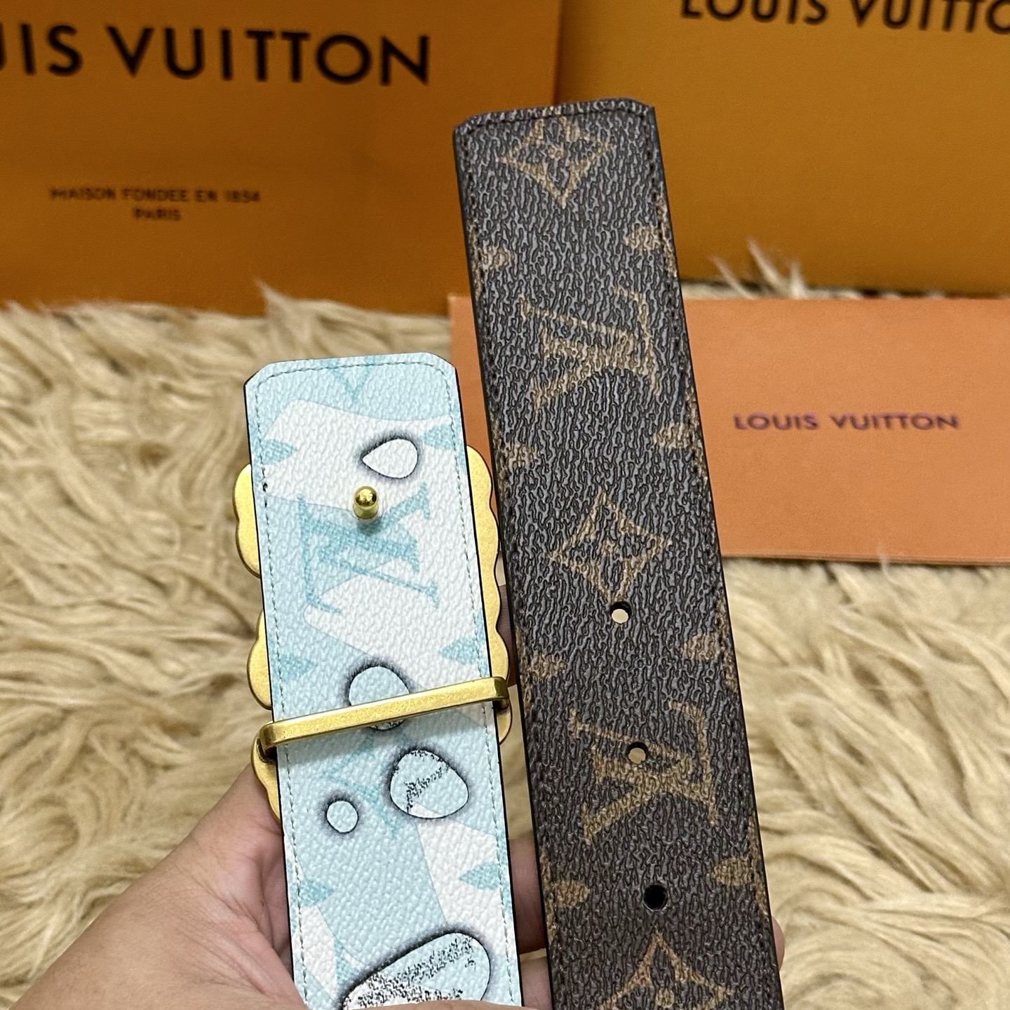 LV 宽4.0cm 双面腰带将两式经典融于一处。Monogram 印花瞩目放大，与焕新 Monogram