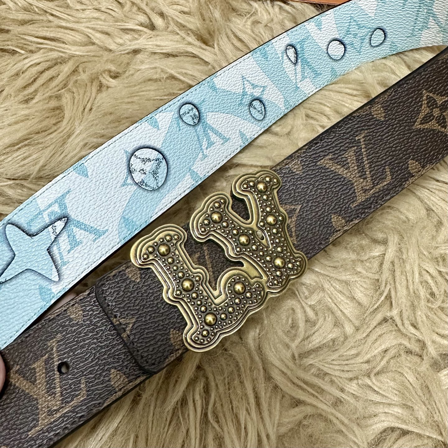 LV 宽4.0cm 双面腰带将两式经典融于一处。Monogram 印花瞩目放大，与焕新 Monogram