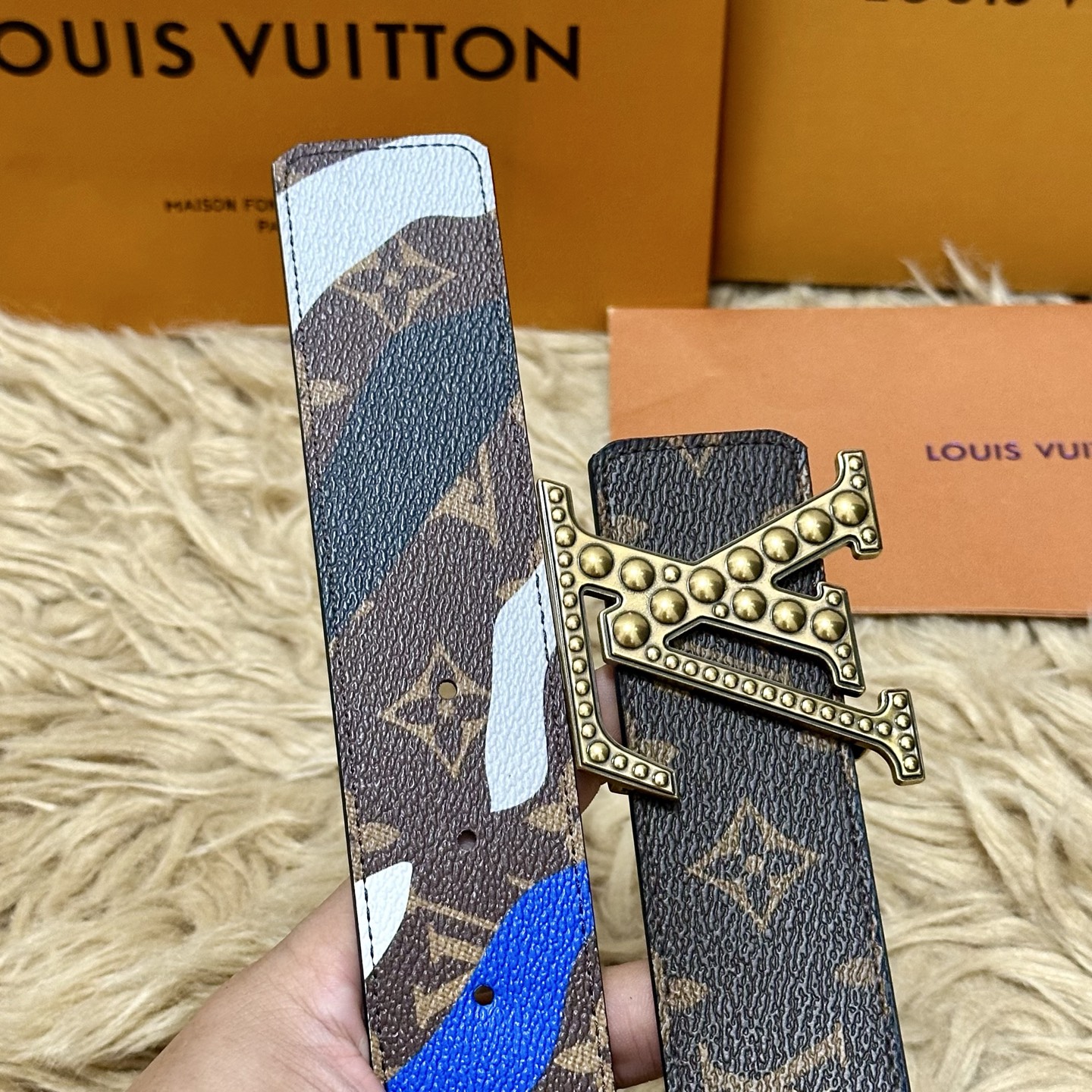 LV 宽4.0cm 双面腰带将两式经典融于一处。Monogram 印花瞩目放大，与焕新 Monogram