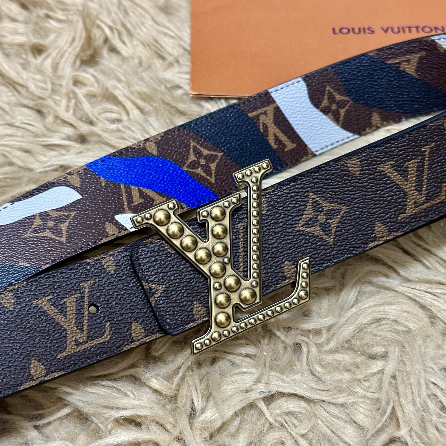 LV 宽4.0cm 双面腰带将两式经典融于一处。Monogram 印花瞩目放大，与焕新 Monogram