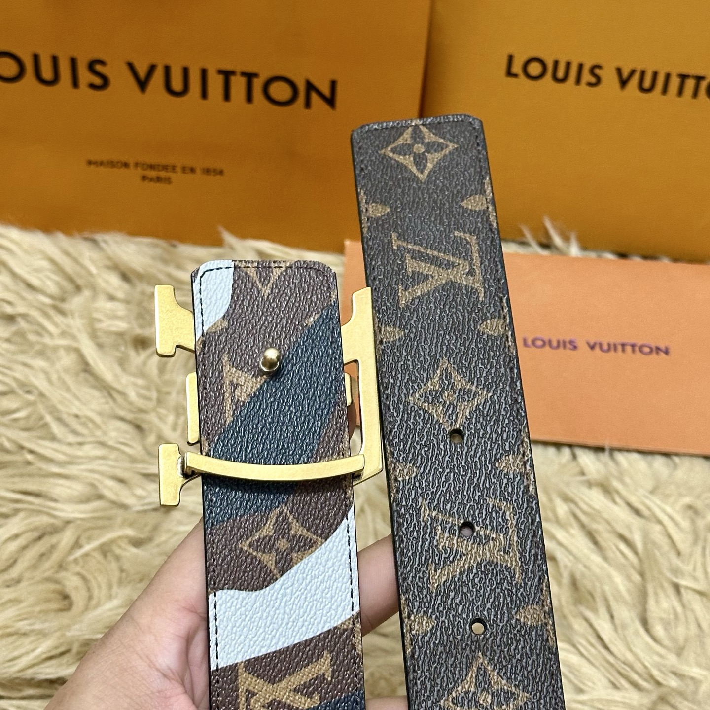 LV 宽4.0cm 双面腰带将两式经典融于一处。Monogram 印花瞩目放大，与焕新 Monogram