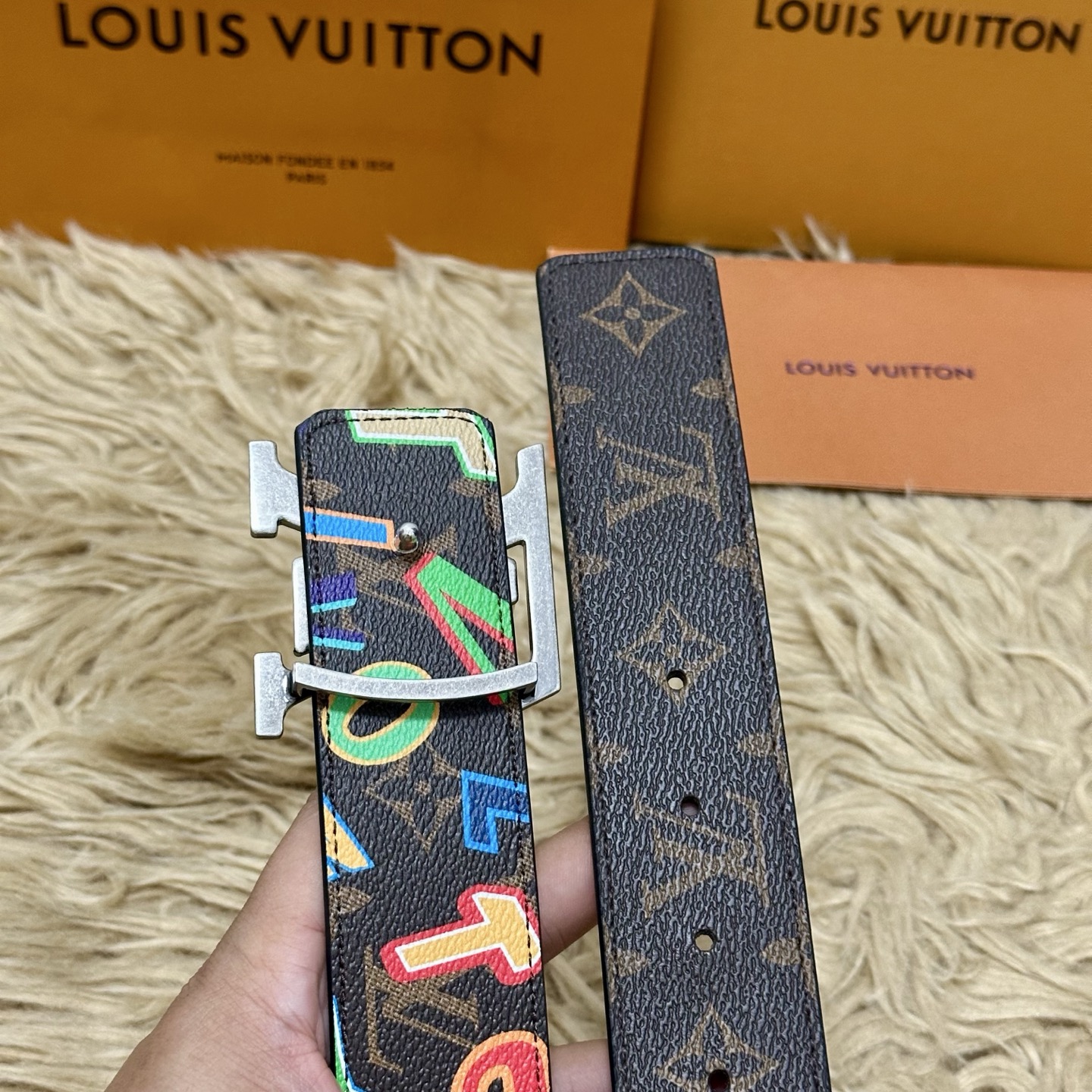 LV 宽4.0cm 双面腰带将两式经典融于一处。Monogram 印花瞩目放大，与焕新 Monogram