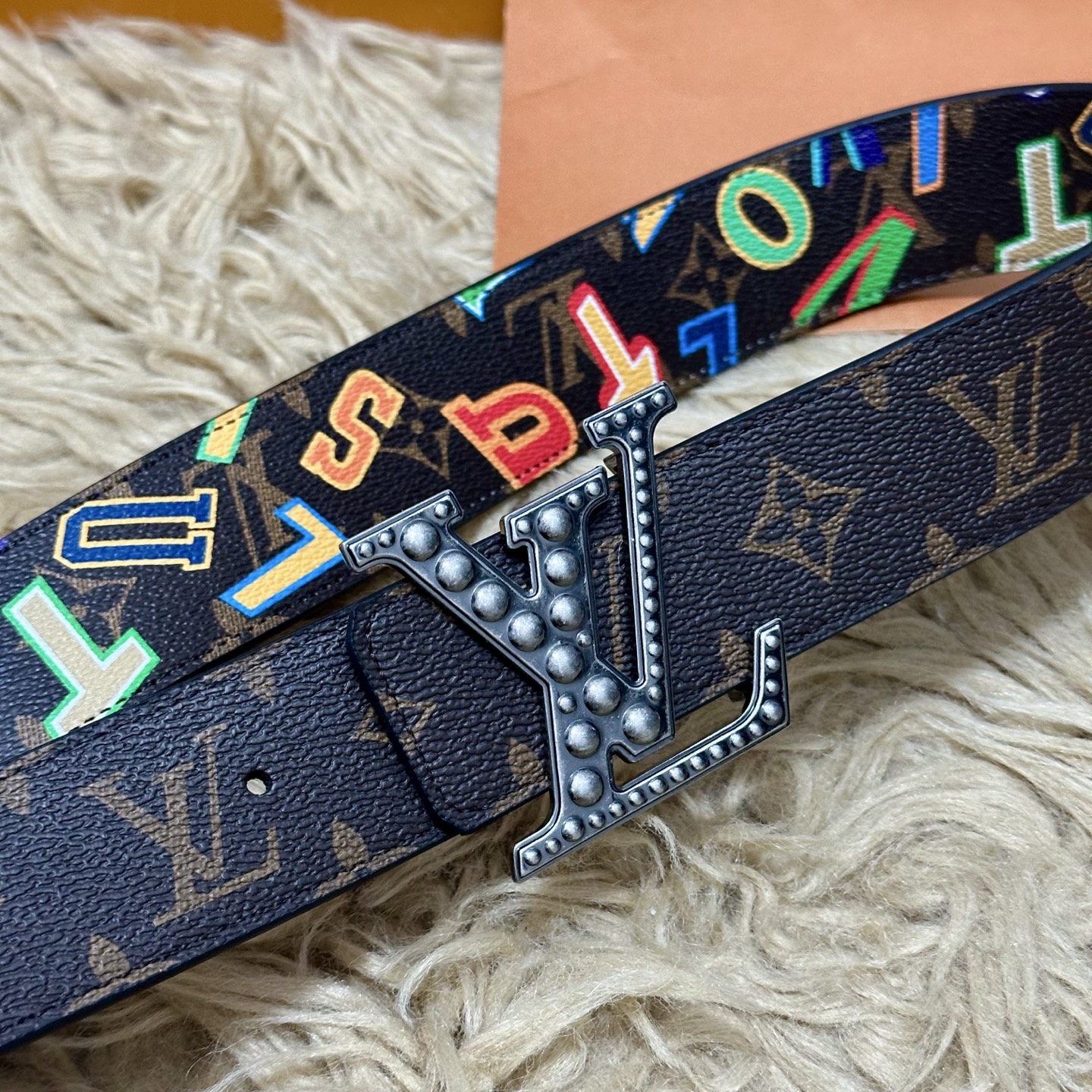 LV 宽4.0cm 双面腰带将两式经典融于一处。Monogram 印花瞩目放大，与焕新 Monogram
