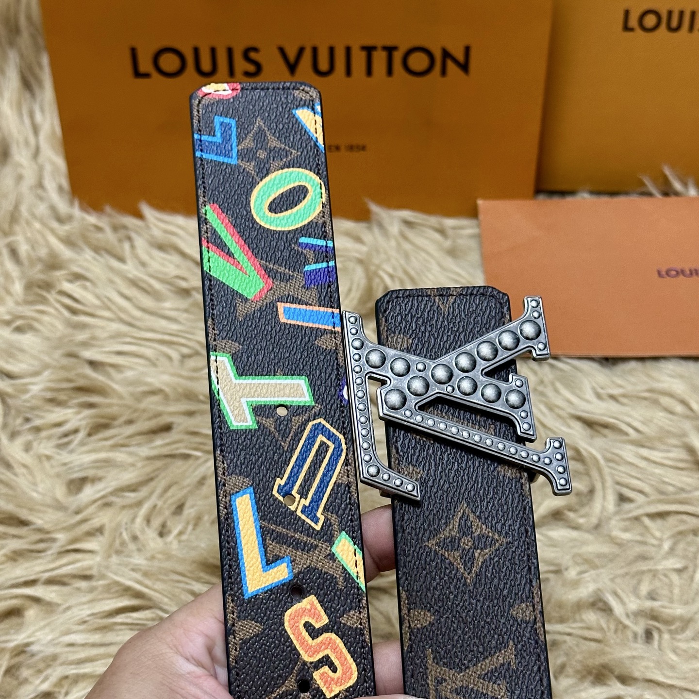 LV 宽4.0cm 双面腰带将两式经典融于一处。Monogram 印花瞩目放大，与焕新 Monogram