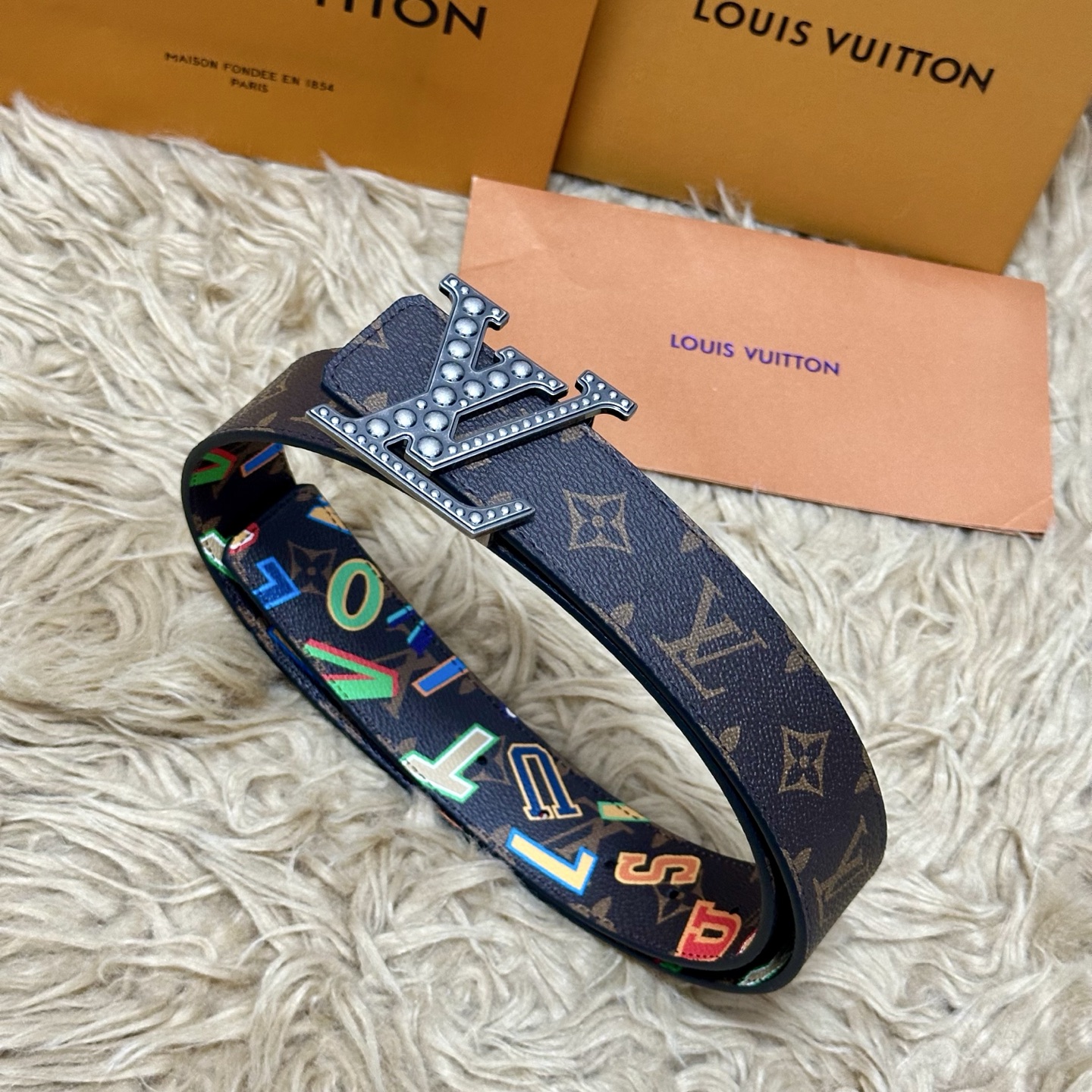 LV 宽4.0cm 双面腰带将两式经典融于一处。Monogram 印花瞩目放大，与焕新 Monogram