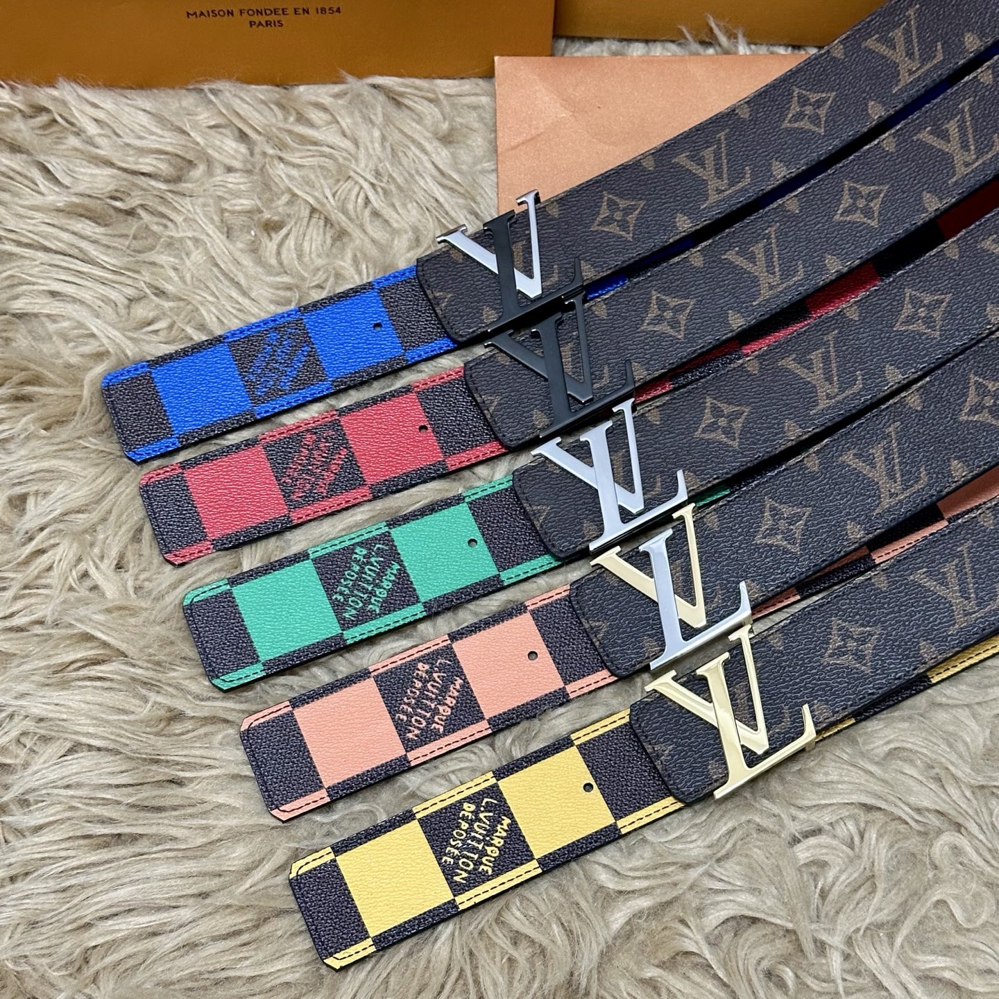 LV 宽4.0cm 双面腰带将两式经典融于一处。Monogram 印花瞩目放大，与焕新 Monogram