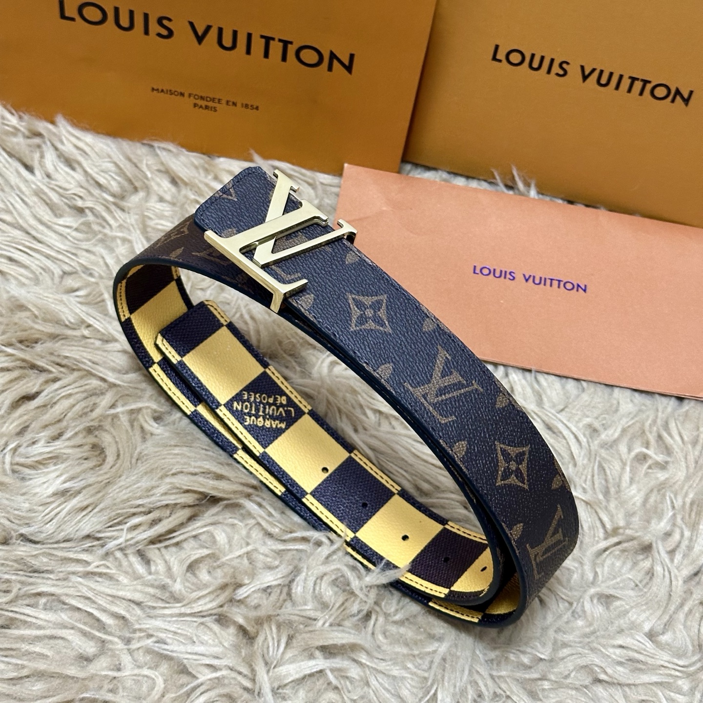 LV 宽4.0cm 双面腰带将两式经典融于一处。Monogram 印花瞩目放大，与焕新 Monogram