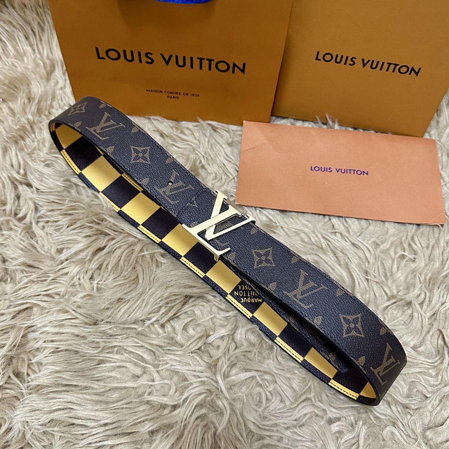 LV 宽4.0cm 双面腰带将两式经典融于一处。Monogram 印花瞩目放大，与焕新 Monogram