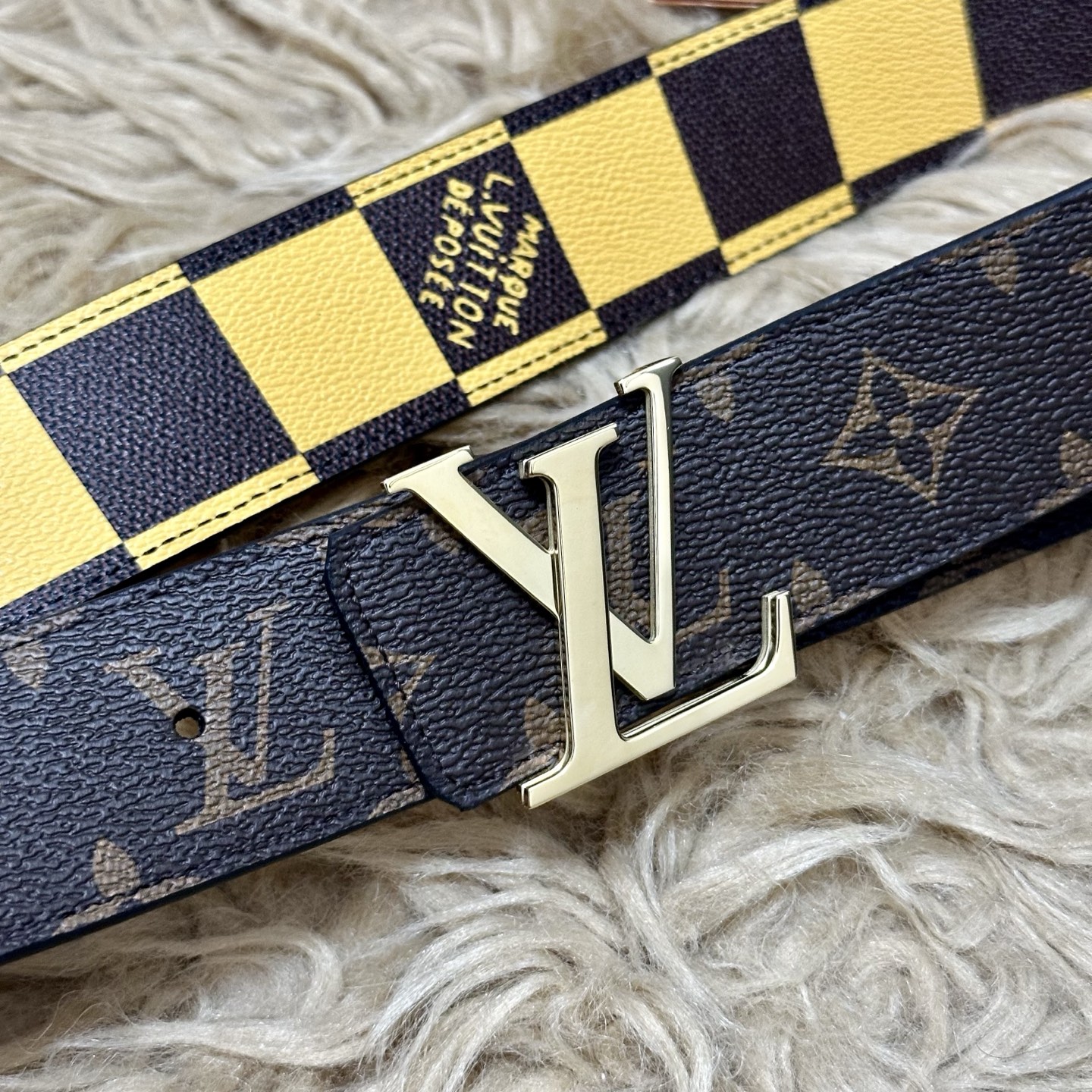 LV 宽4.0cm 双面腰带将两式经典融于一处。Monogram 印花瞩目放大，与焕新 Monogram