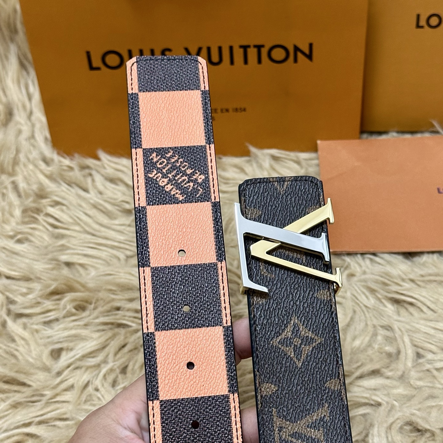 LV 宽4.0cm 双面腰带将两式经典融于一处。Monogram 印花瞩目放大，与焕新 Monogram