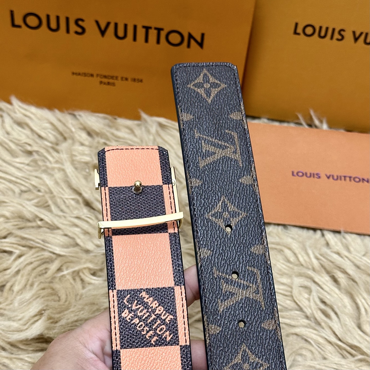 LV 宽4.0cm 双面腰带将两式经典融于一处。Monogram 印花瞩目放大，与焕新 Monogram