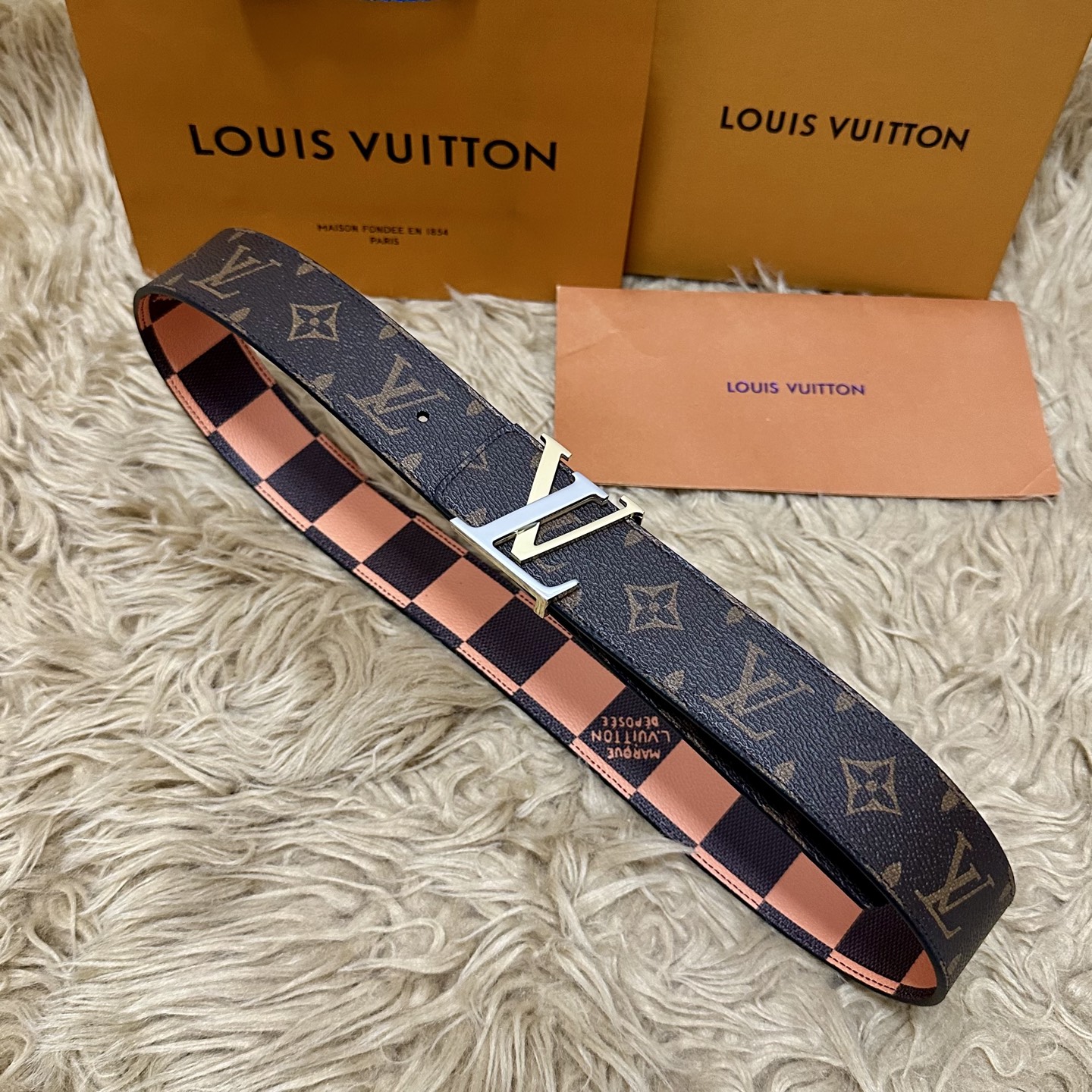 LV 宽4.0cm 双面腰带将两式经典融于一处。Monogram 印花瞩目放大，与焕新 Monogram