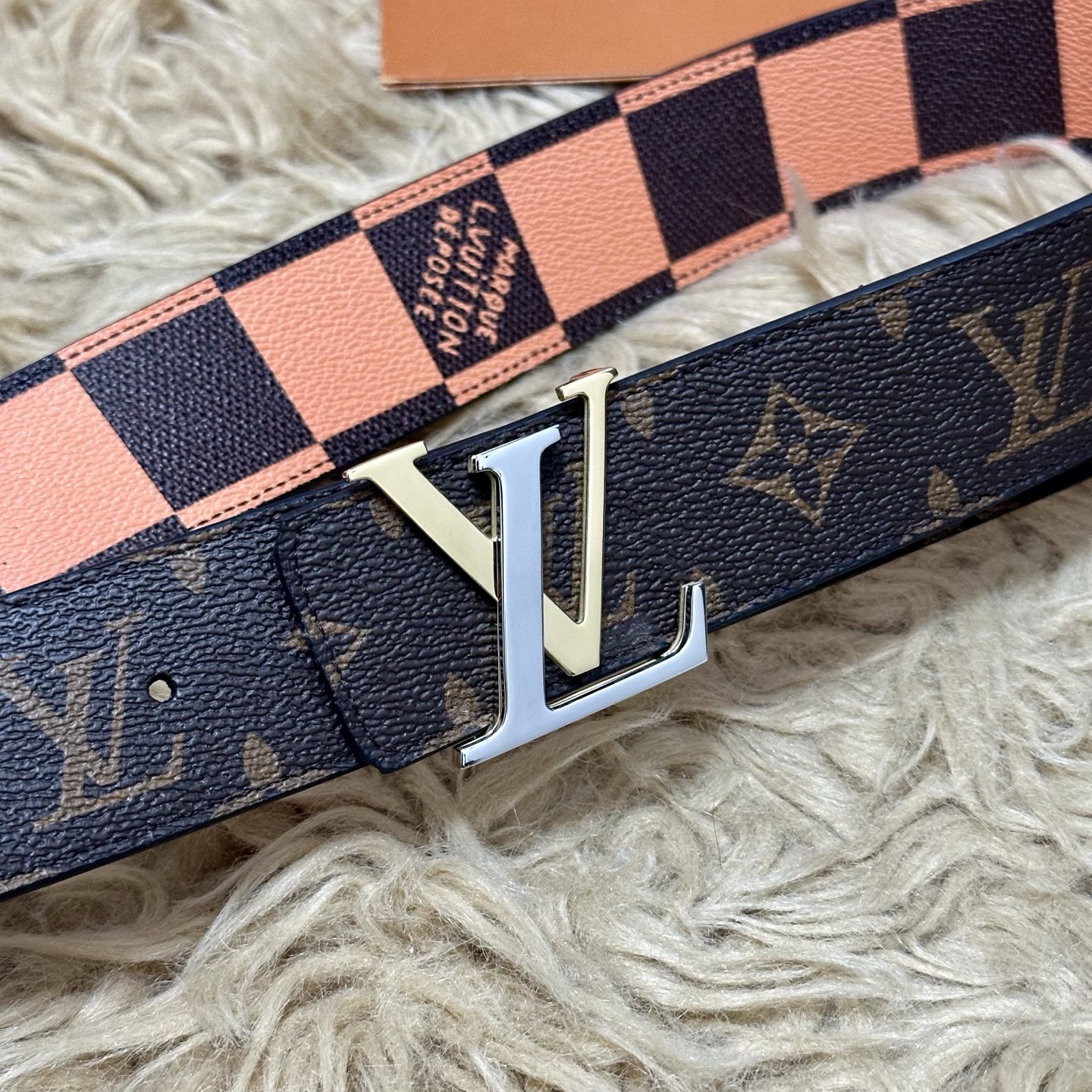 LV 宽4.0cm 双面腰带将两式经典融于一处。Monogram 印花瞩目放大，与焕新 Monogram