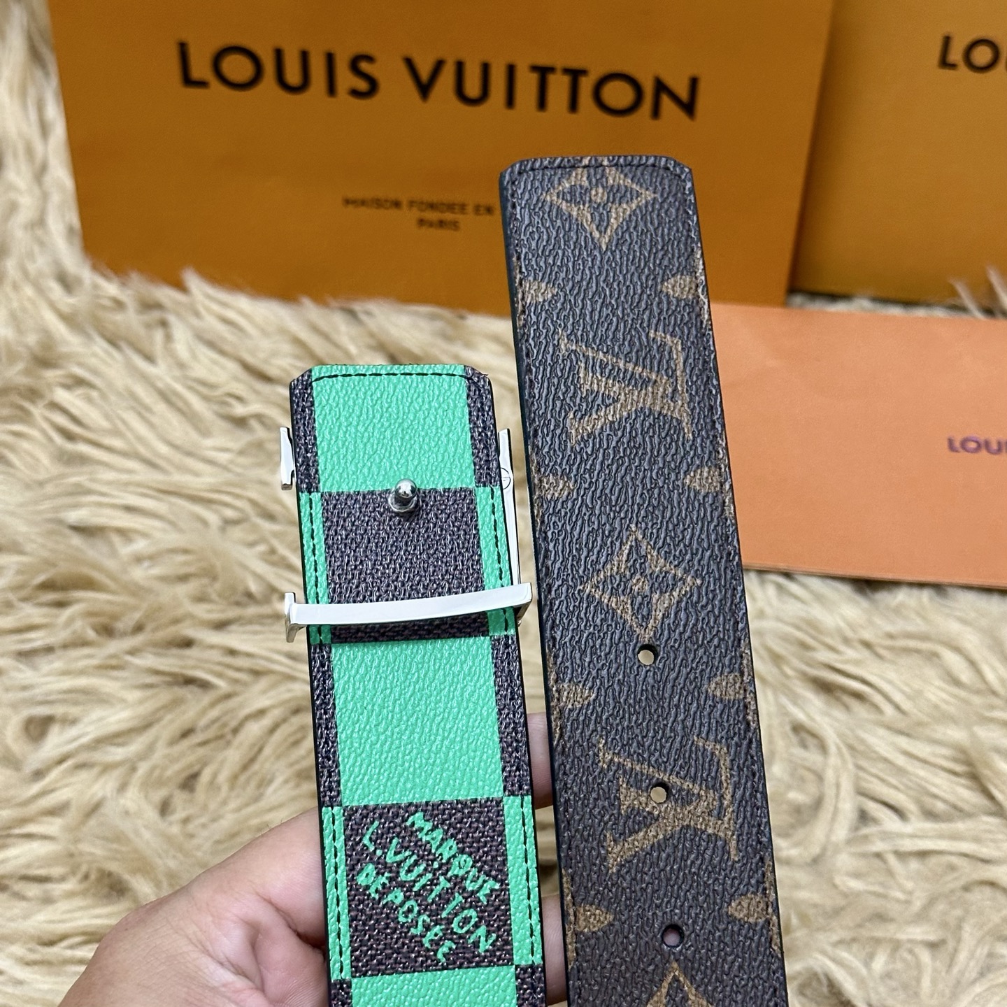 LV 宽4.0cm 双面腰带将两式经典融于一处。Monogram 印花瞩目放大，与焕新 Monogram