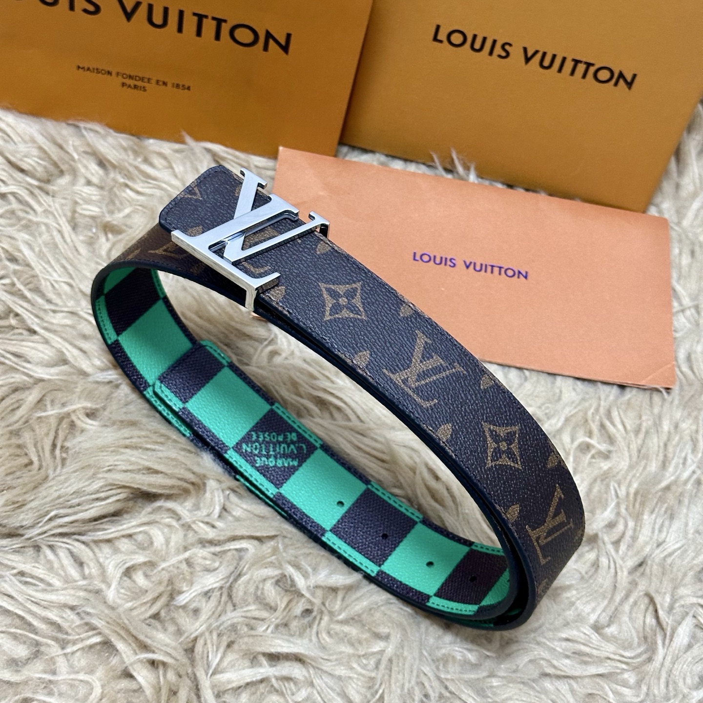 LV 宽4.0cm 双面腰带将两式经典融于一处。Monogram 印花瞩目放大，与焕新 Monogram