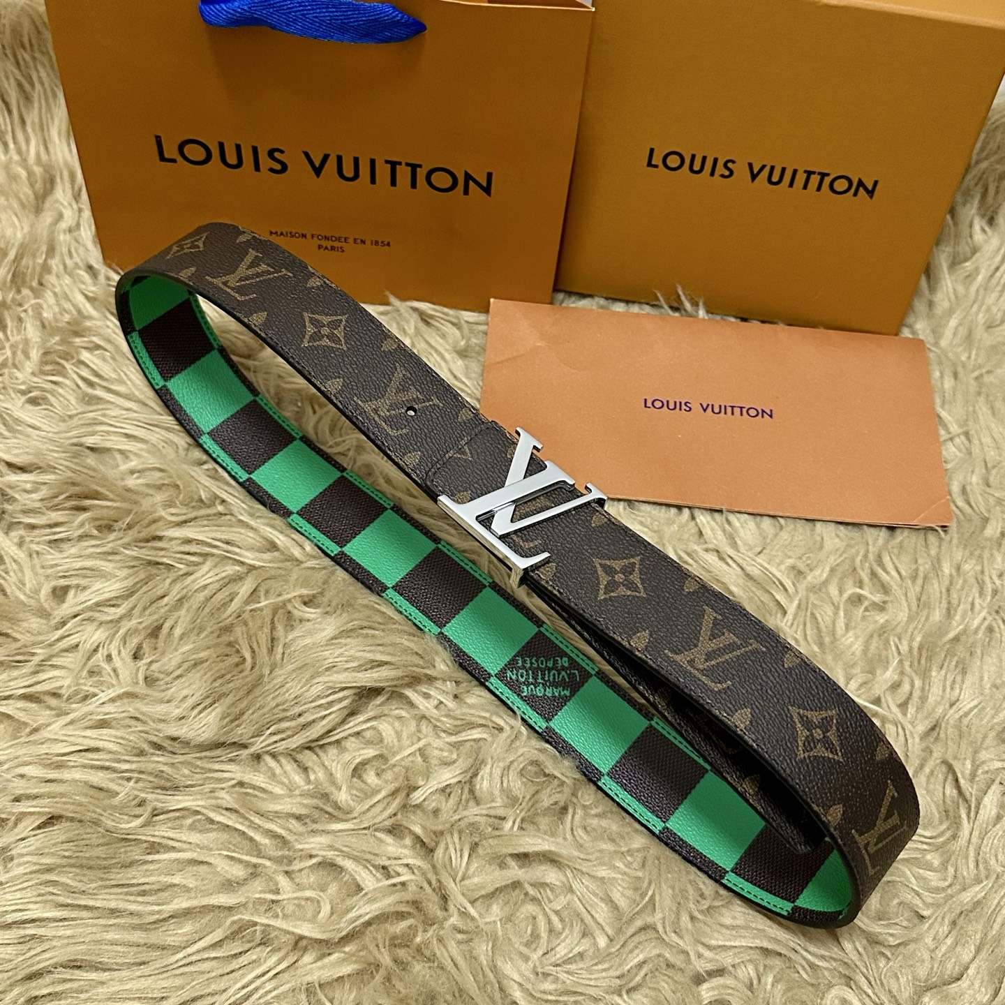 LV 宽4.0cm 双面腰带将两式经典融于一处。Monogram 印花瞩目放大，与焕新 Monogram