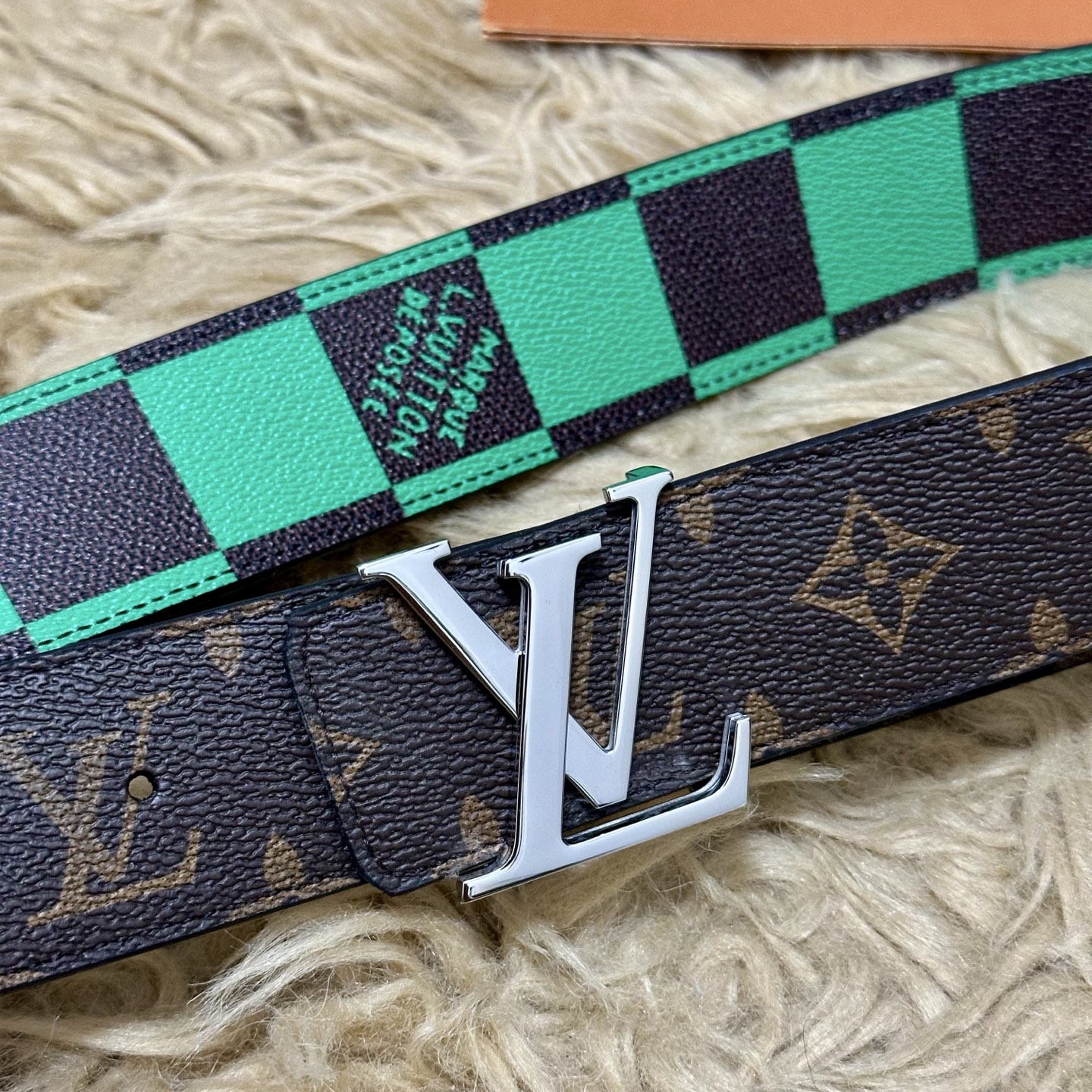 LV 宽4.0cm 双面腰带将两式经典融于一处。Monogram 印花瞩目放大，与焕新 Monogram