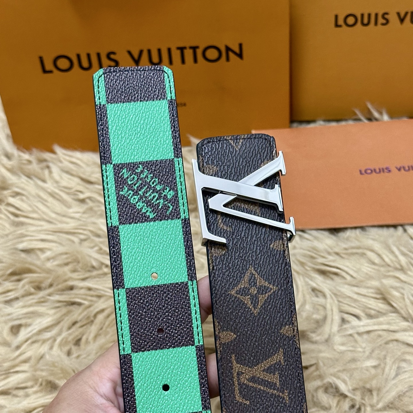 LV 宽4.0cm 双面腰带将两式经典融于一处。Monogram 印花瞩目放大，与焕新 Monogram