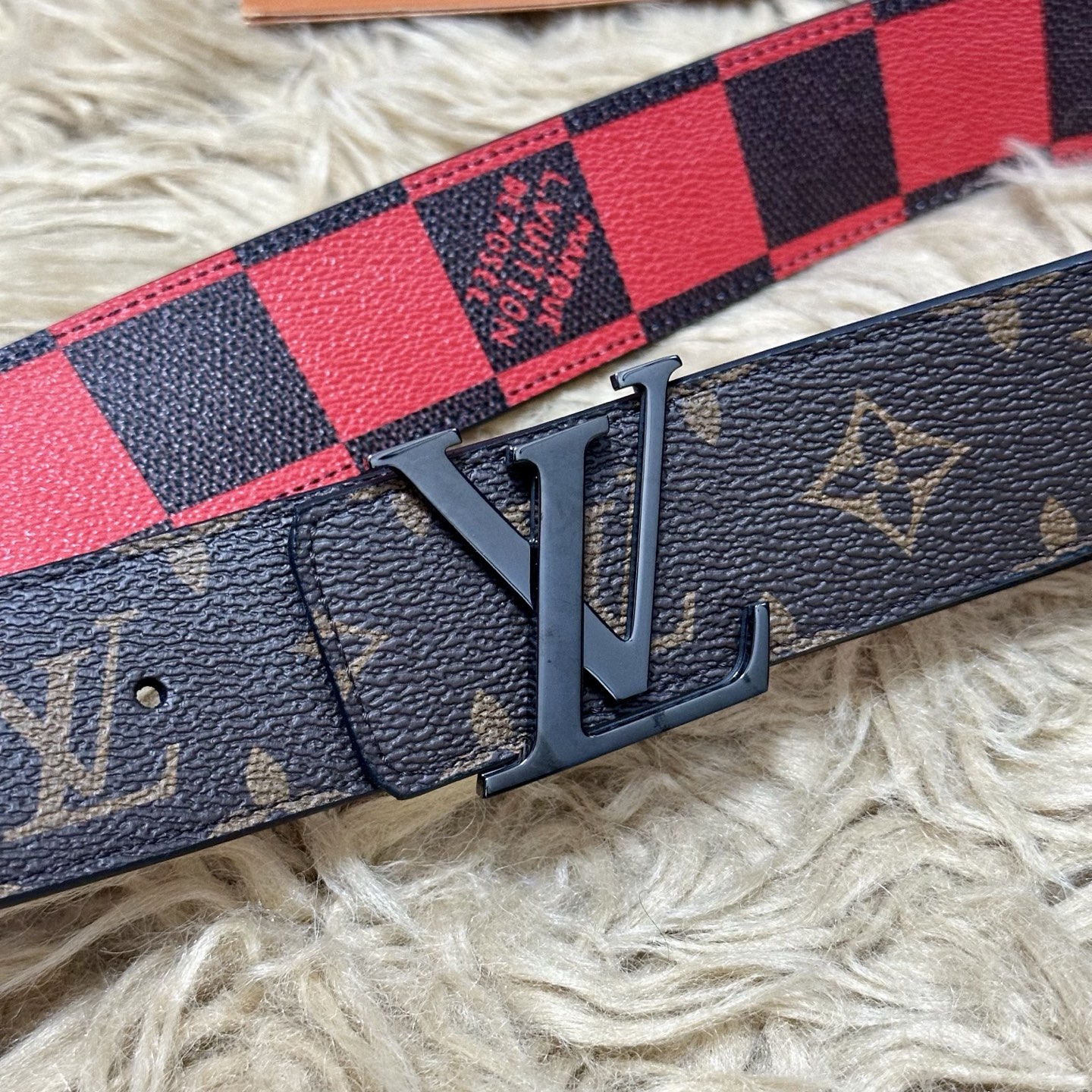 LV 宽4.0cm 双面腰带将两式经典融于一处。Monogram 印花瞩目放大，与焕新 Monogram