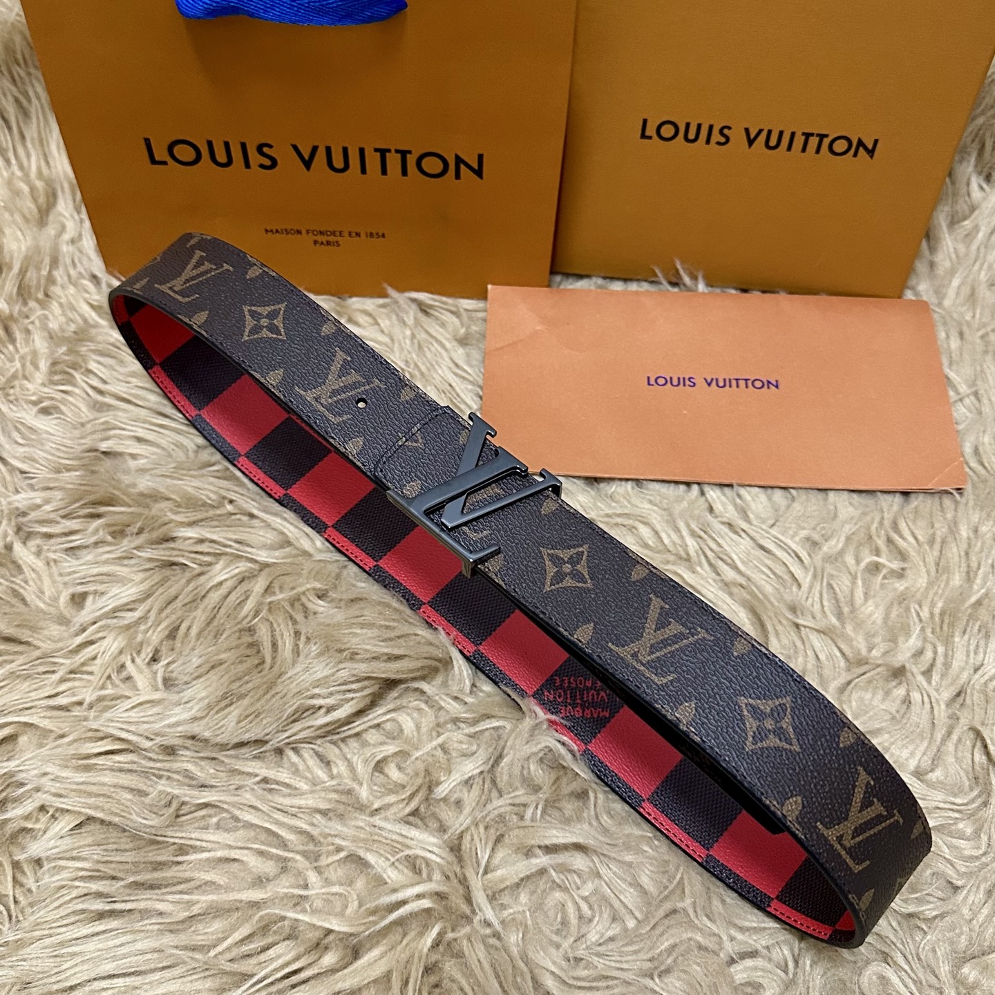 LV 宽4.0cm 双面腰带将两式经典融于一处。Monogram 印花瞩目放大，与焕新 Monogram