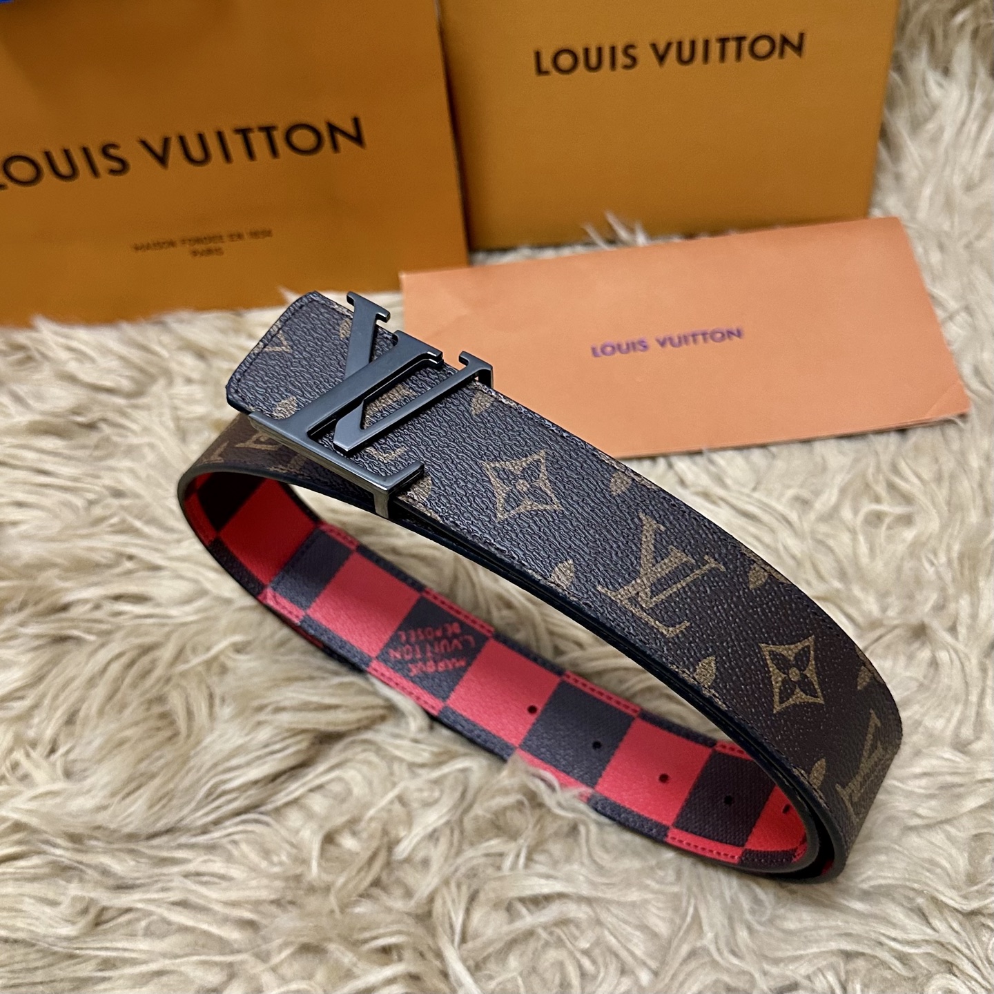 LV 宽4.0cm 双面腰带将两式经典融于一处。Monogram 印花瞩目放大，与焕新 Monogram