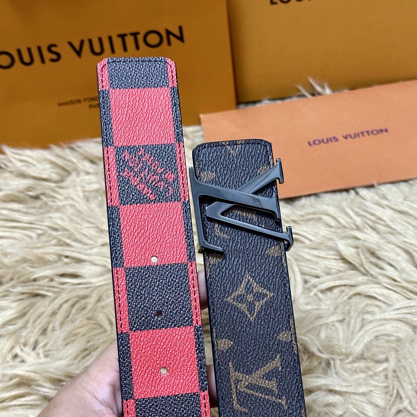 LV 宽4.0cm 双面腰带将两式经典融于一处。Monogram 印花瞩目放大，与焕新 Monogram