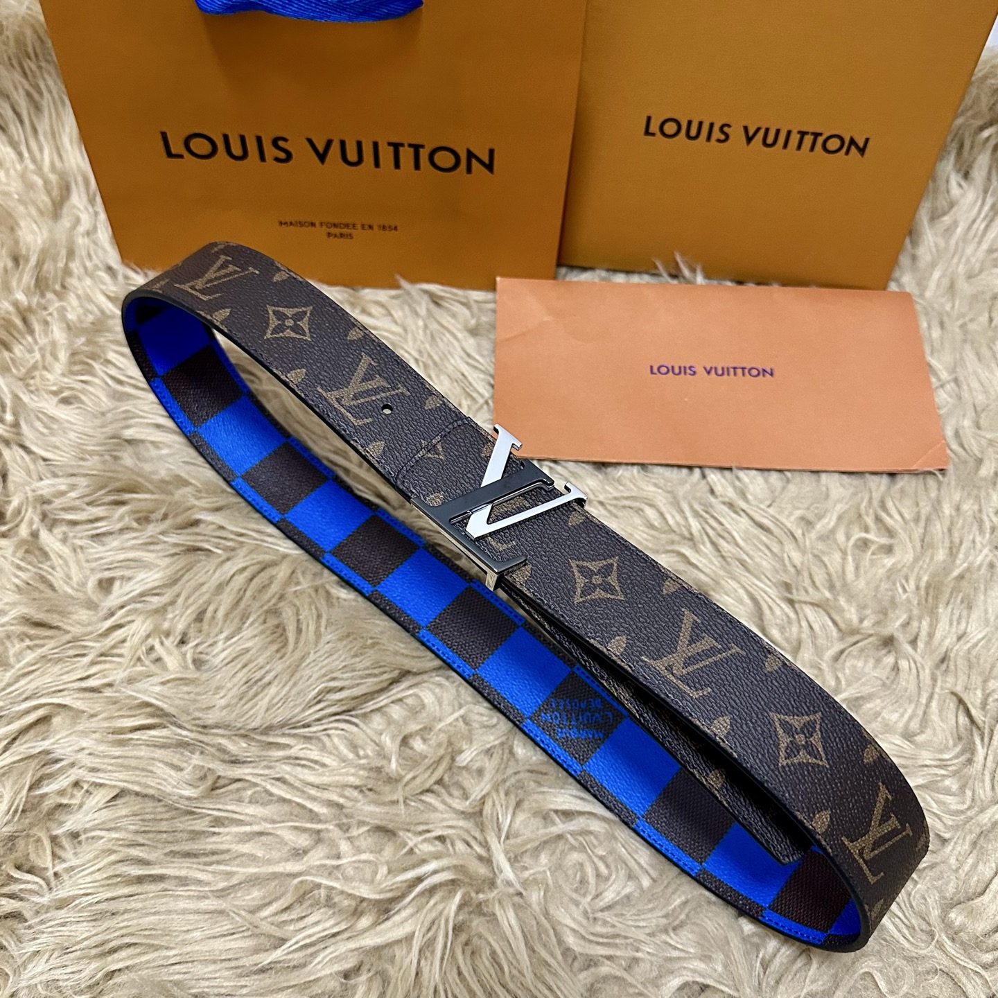 LV 宽4.0cm 双面腰带将两式经典融于一处。Monogram 印花瞩目放大，与焕新 Monogram