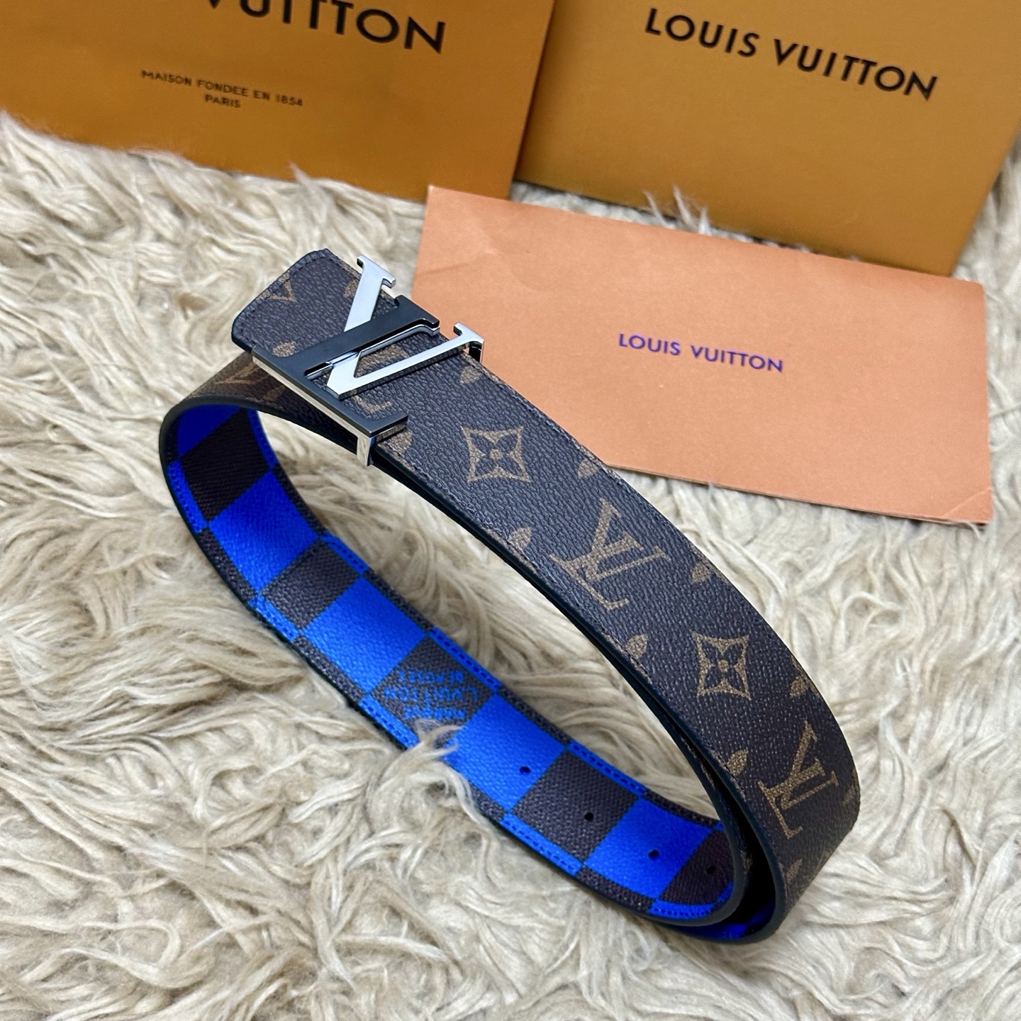 LV 宽4.0cm 双面腰带将两式经典融于一处。Monogram 印花瞩目放大，与焕新 Monogram