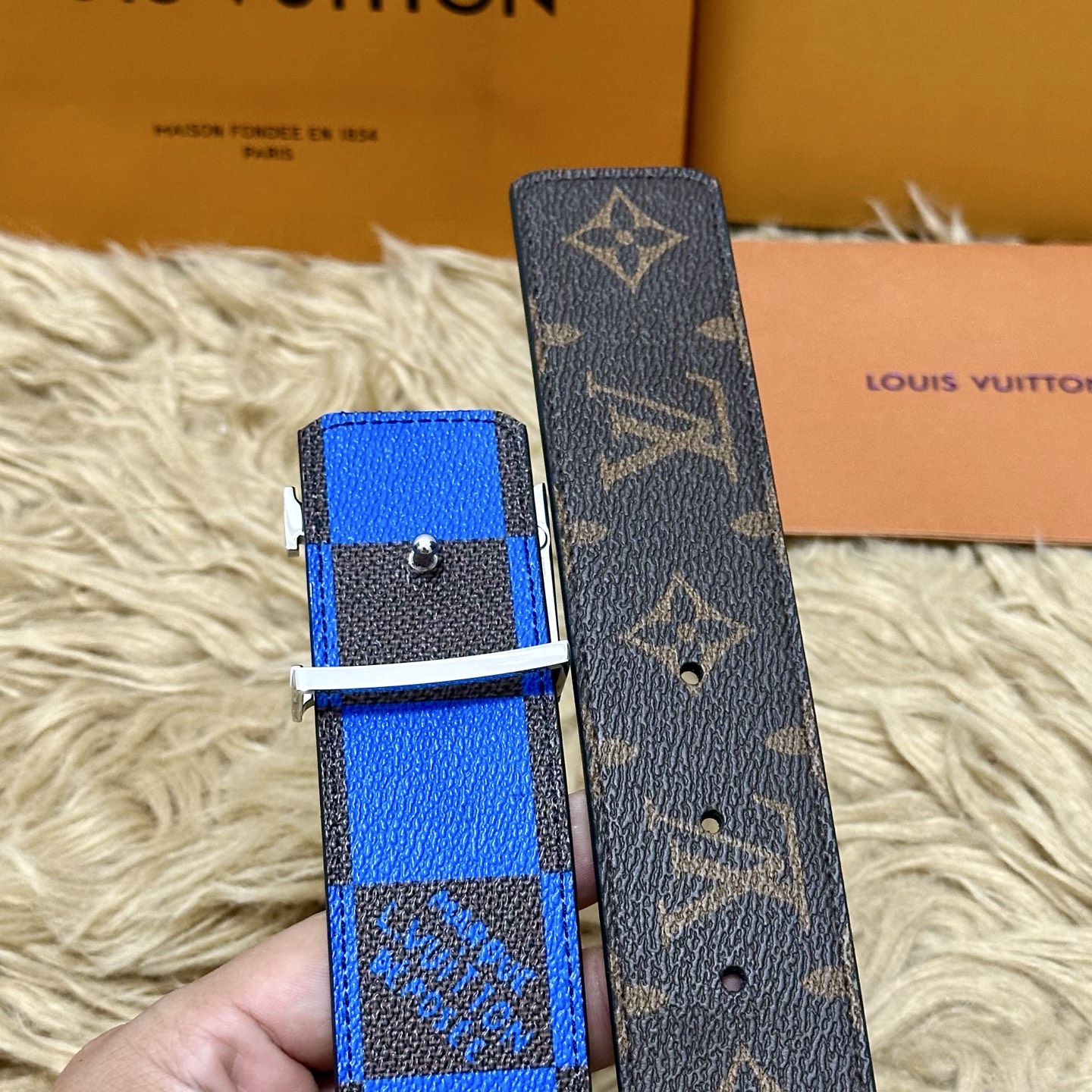 LV 宽4.0cm 双面腰带将两式经典融于一处。Monogram 印花瞩目放大，与焕新 Monogram