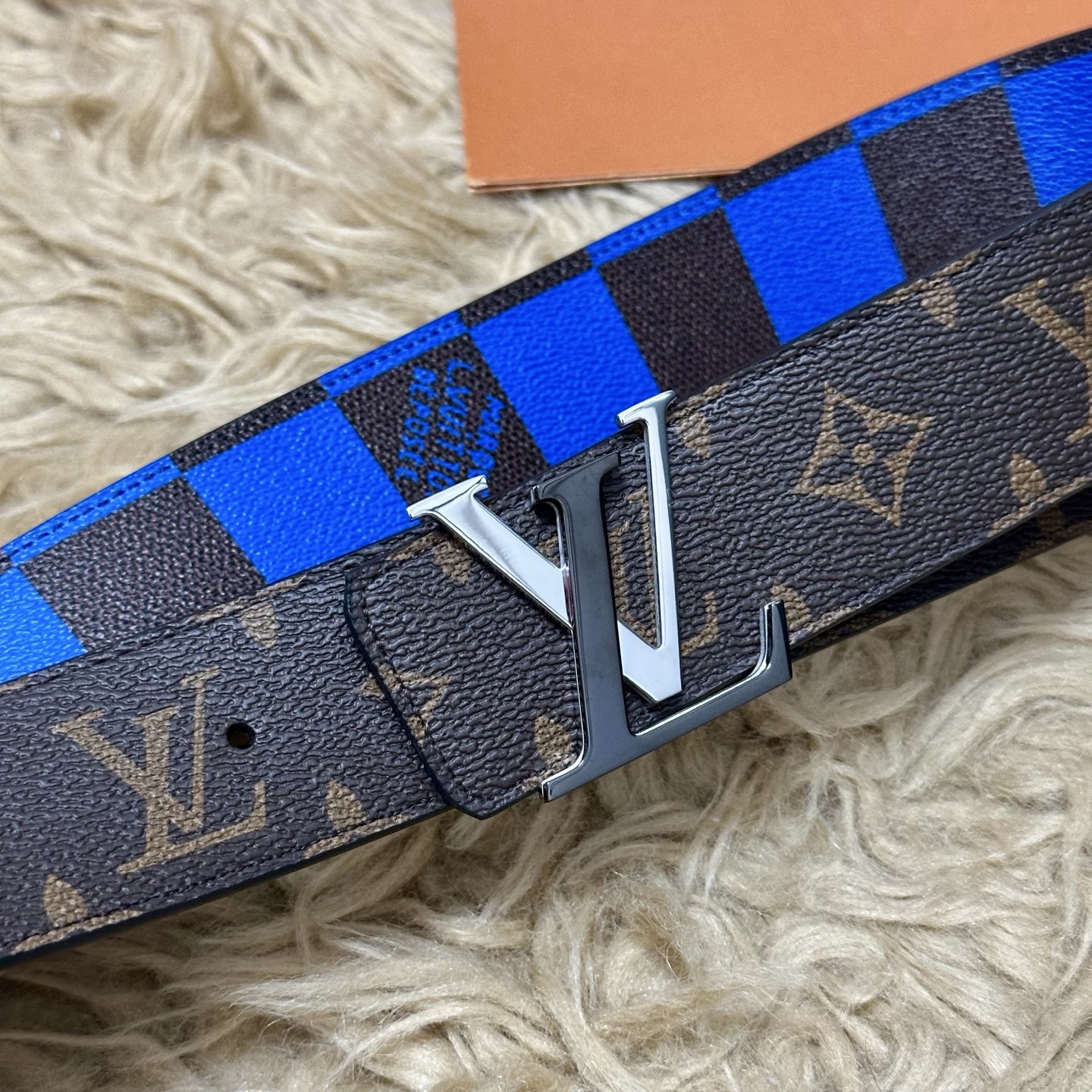 LV 宽4.0cm 双面腰带将两式经典融于一处。Monogram 印花瞩目放大，与焕新 Monogram