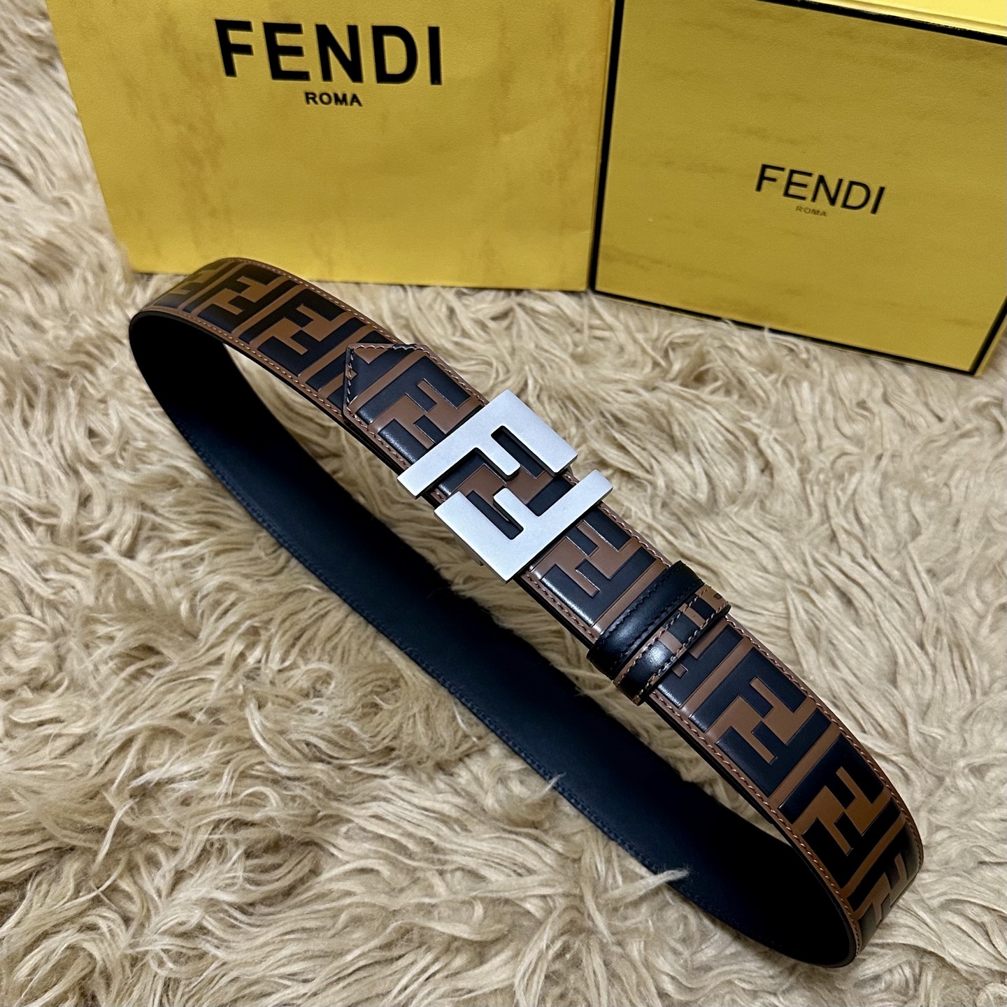 FENDl /芬迪 专柜同款 宽40MM 标志造型宽皮带。钉扣式带扣。棕色小牛皮制成。印有浮雕手绘黑色与